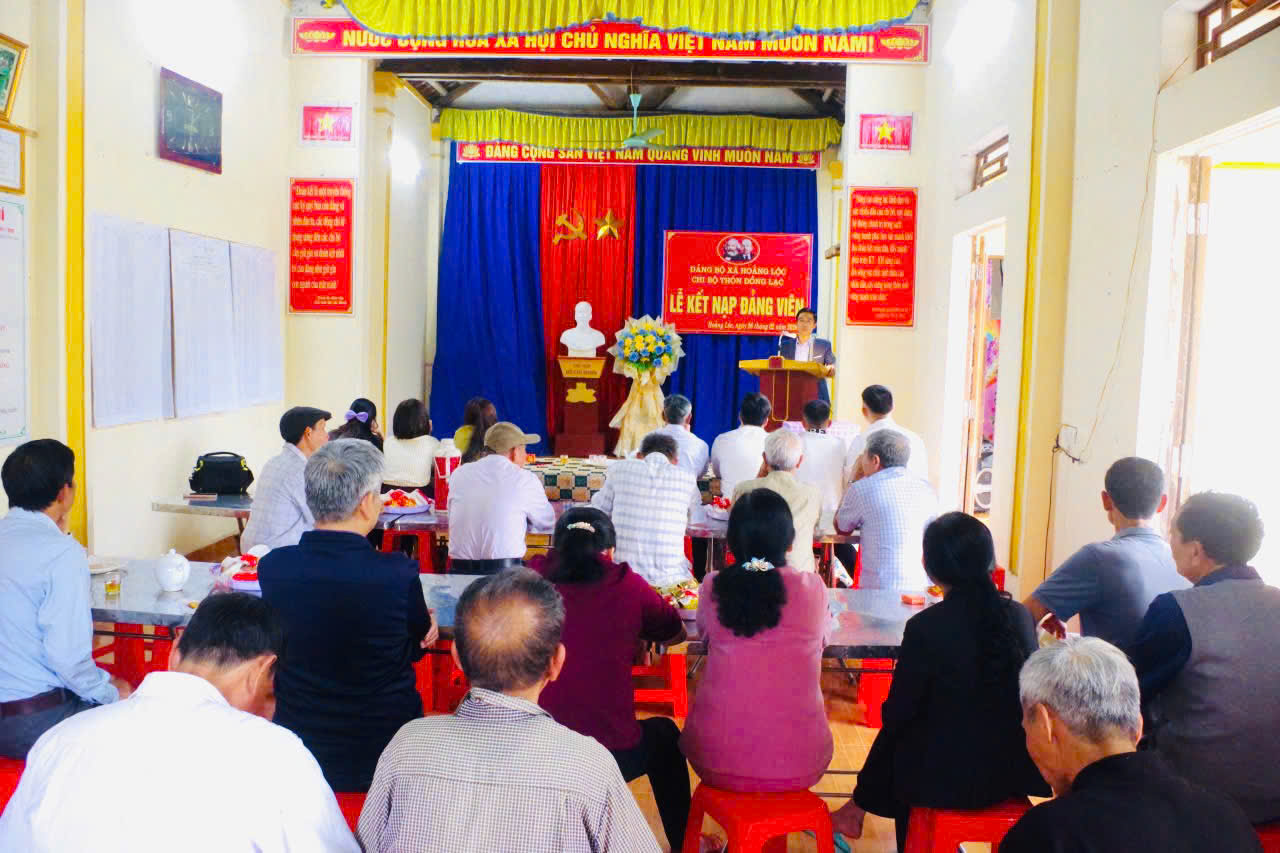 ĐỒNG CHÍ PHÓ BÍ THƯ THƯỜNG TRỰC ĐẢNG ỦY DỰ LỄ KẾT NẠP ĐẢNG VIÊN VÀ SINH HOẠT CHI BỘ TẠI THÔN ĐỒNG LẠC