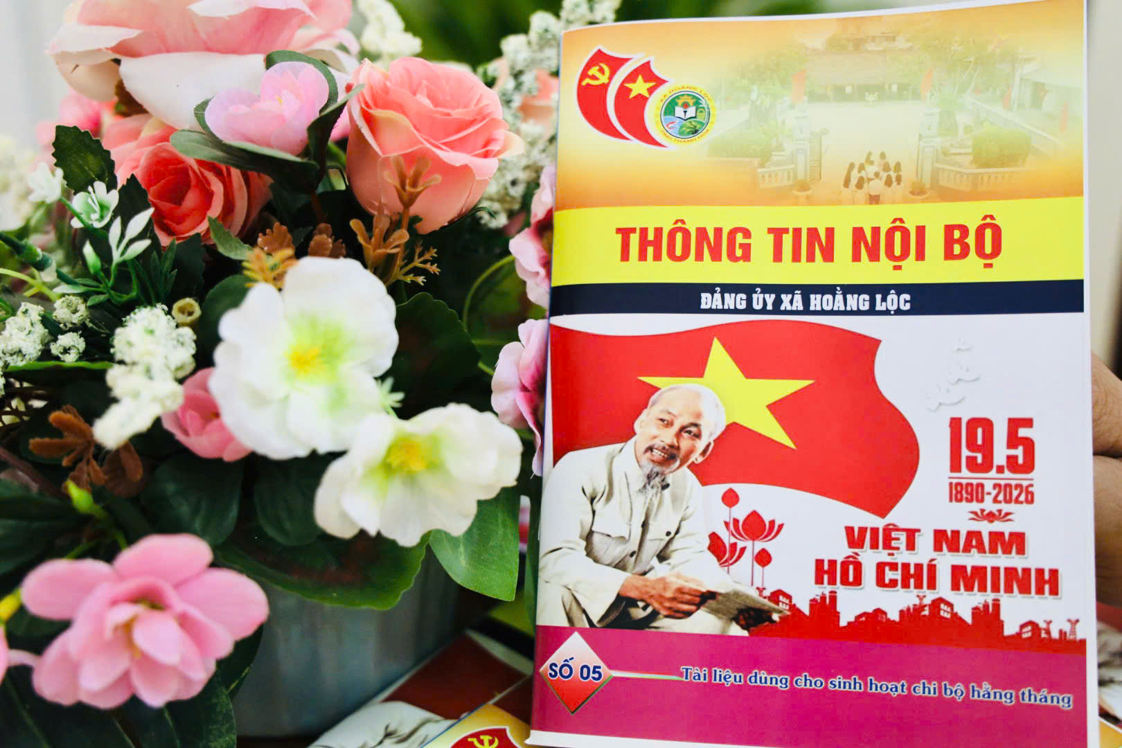 ĐẢNG ỦY XÃ HOẰNG LỘC RA MẮT CUỐN THÔNG TIN NỘI BỘ THÁNG 5/2026 - SỐ ĐẶC BIỆT CHÀO MỪNG KỶ NIỆM 136 NĂM NGÀY SINH CHỦ TỊCH HỒ CHÍ MINH