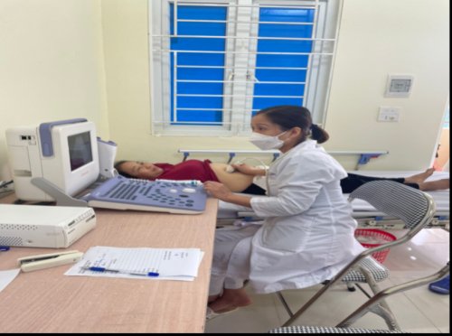 Bác sỹ khám siêu âm cho bệnh nhân. .png
