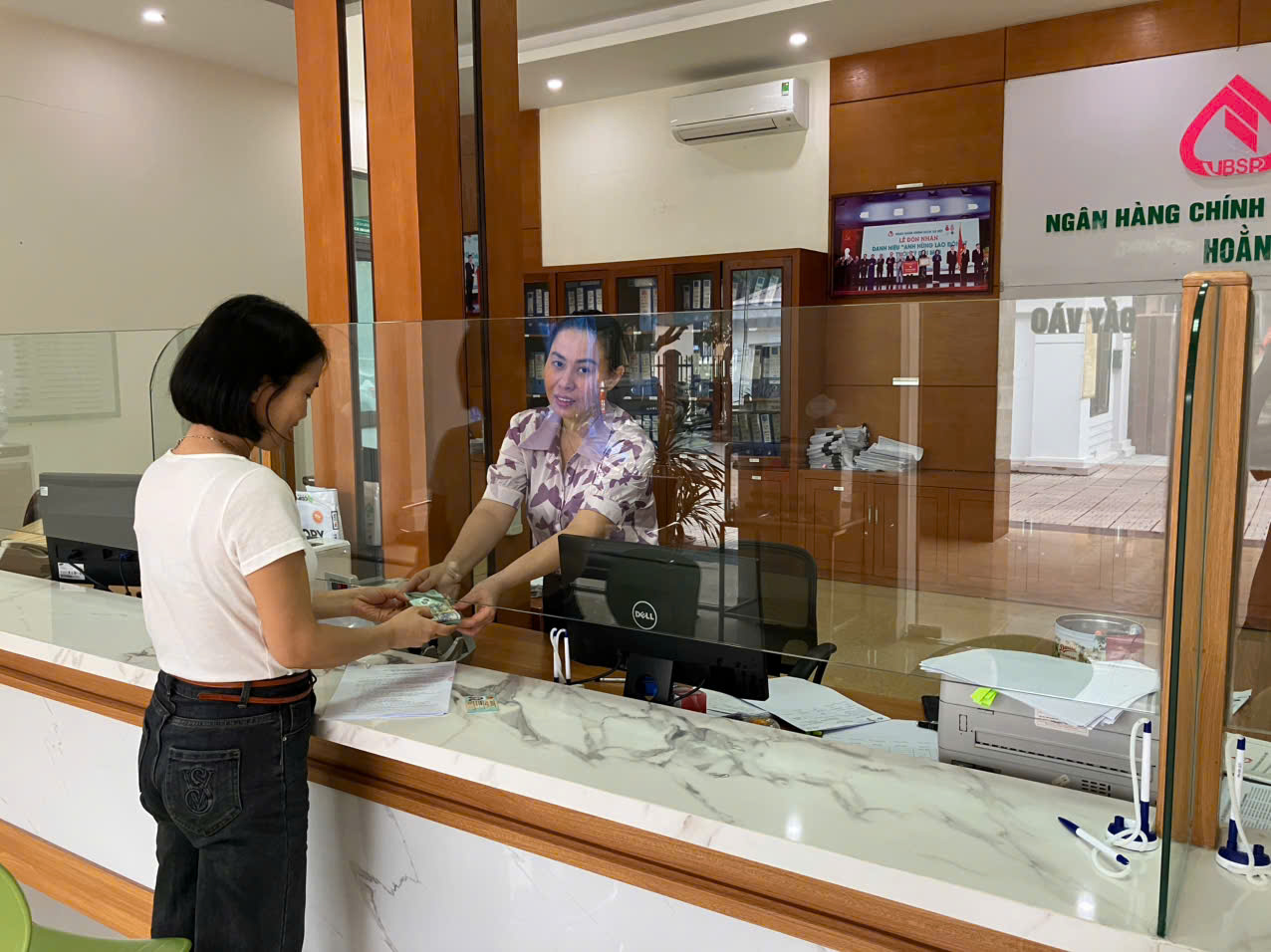 Phòng giao dịch Ngân hàng Chính sách xã hội (NHCSXH) Hoằng Hóa giải ngân món vay đầu tiên tại xã Hoằng Châu, tỉnh Thanh Hóa