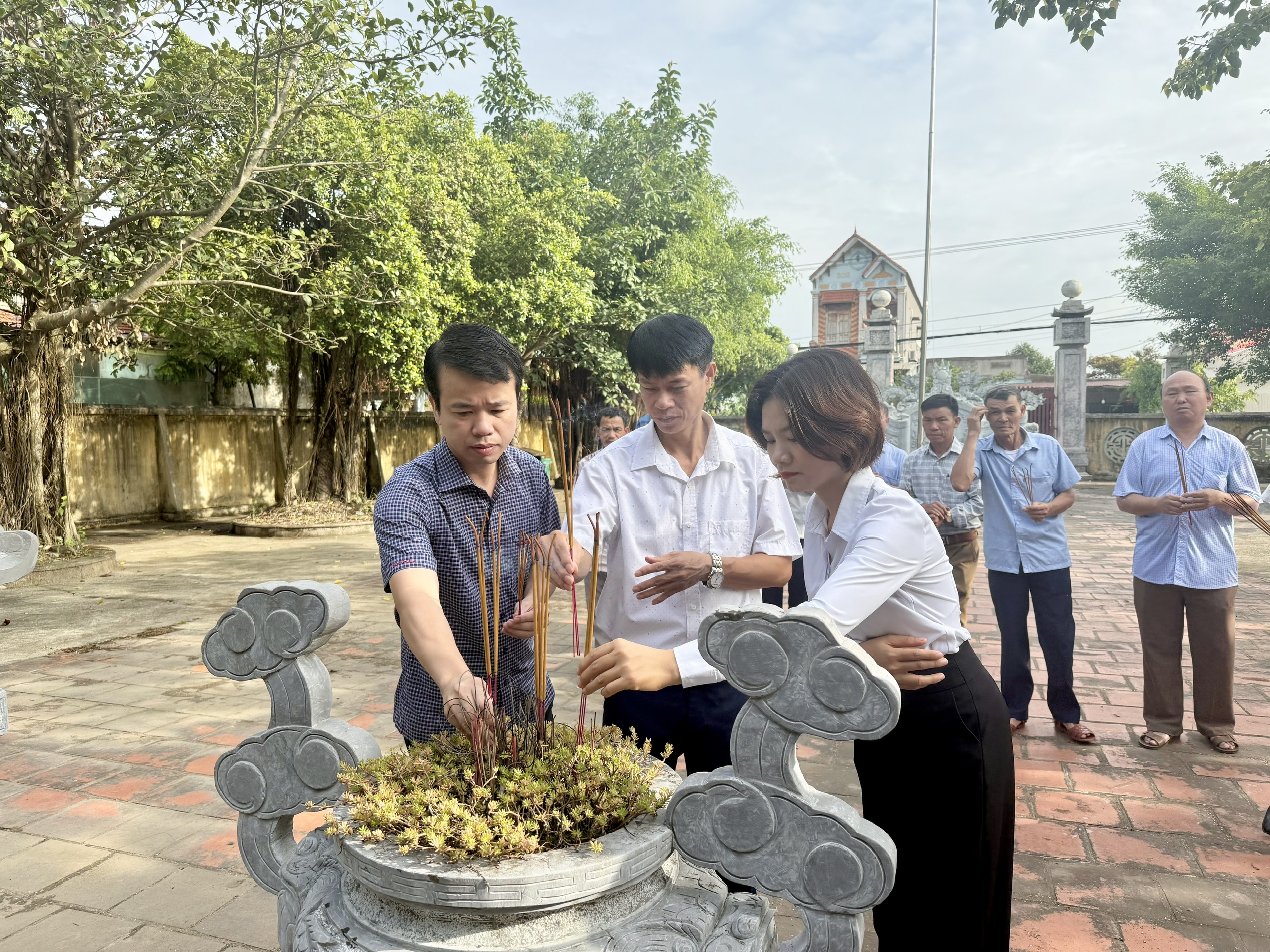 Anh-tin-bai