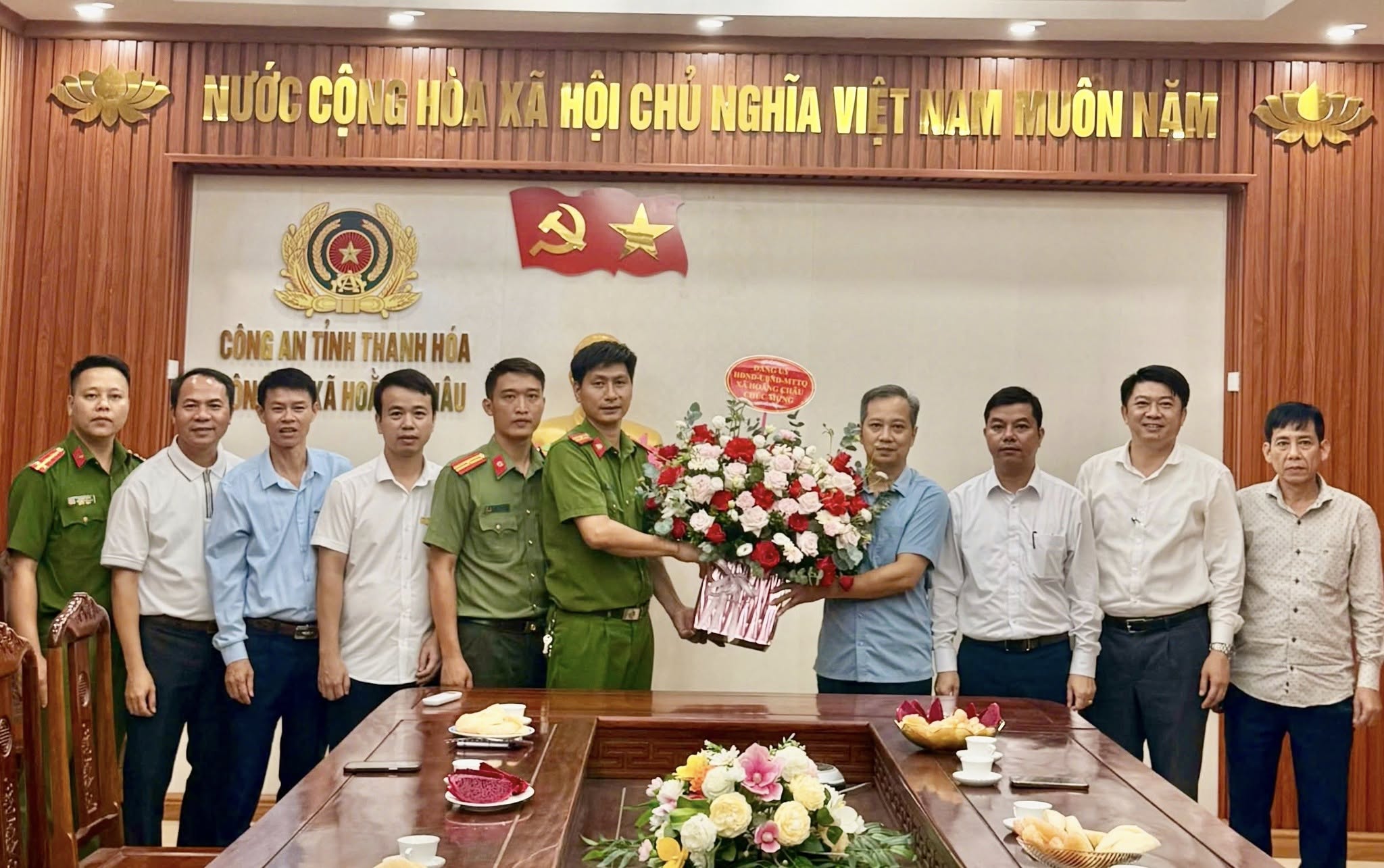 Lãnh đạo xã Hoằng Châu thăm và tặng hoa Công an xã nhân Ngày truyền thống Công an Nhân dân Việt Nam
