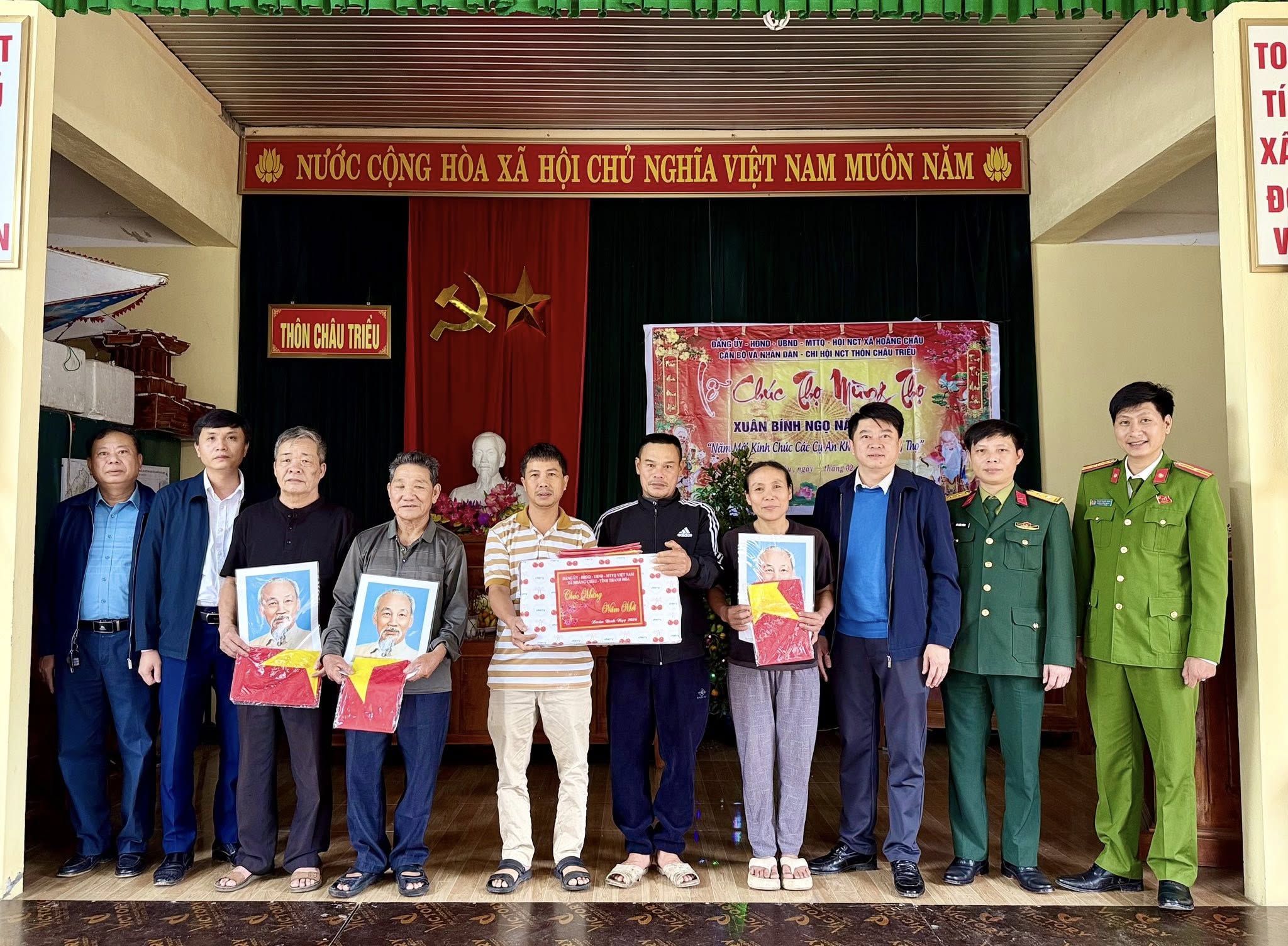 ĐỒNG CHÍ CHU VĂN ĐOÀN – CHỦ TỊCH UBND XÃ TRAO QUÀ, CỜ TỔ QUỐC VÀ ẢNH BÁC CHO NGƯ DÂN XUÂN BÍNH NGỌ 2026