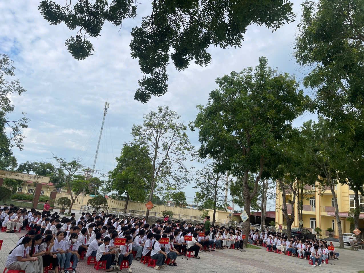 CÔNG AN XÃ HOẰNG CHÂU TUYÊN TRUYỀN PHỔ BIẾN PHÁP LUẬT VÀ PHÒNG, CHỐNG ĐUỐI NƯỚC TẠI TRƯỜNG THCS HOẰNG LƯU