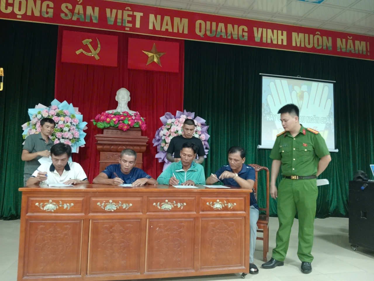 Anh-tin-bai