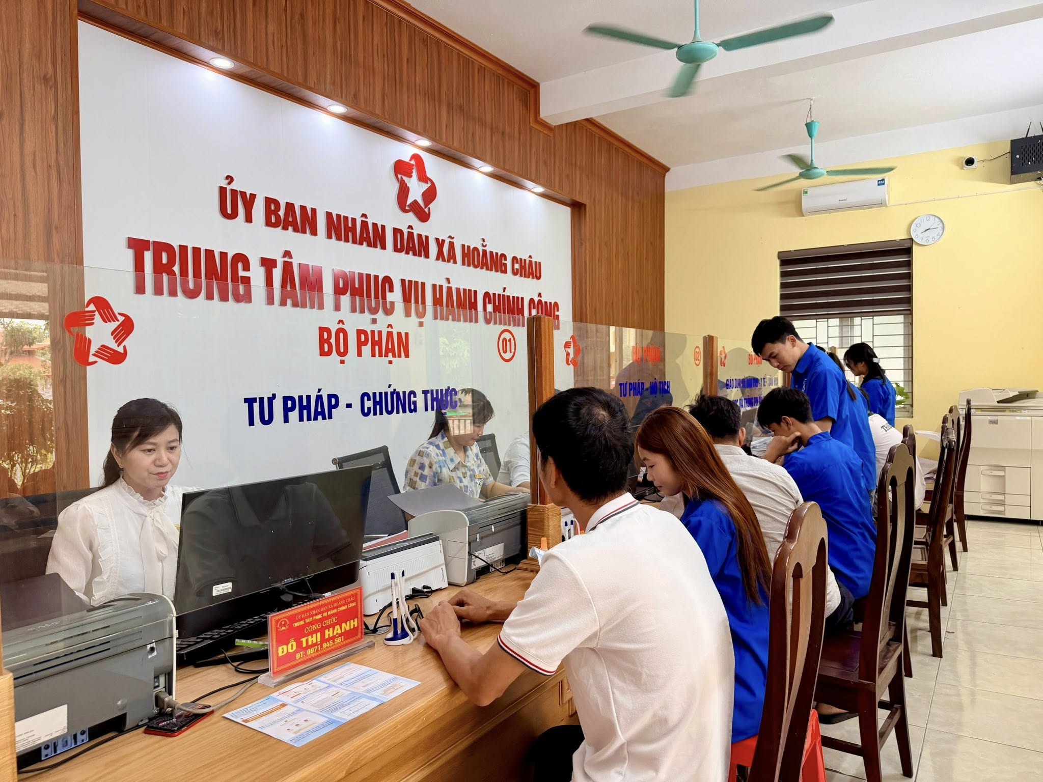 TUỔI TRẺ XÃ HOẰNG CHÂU TÍCH CỰC HỖ TRỢ NGƯỜI DÂN THỰC HIỆN THỦ TỤC HÀNH CHÍNH VÀ CHUYỂN ĐỔI SỐ