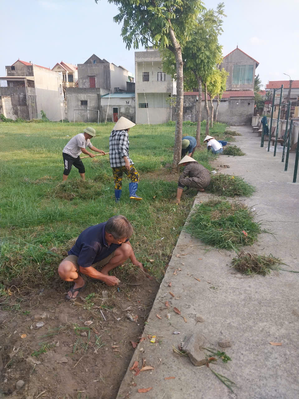 Hoằng Châu tập trung thực hiện công tác vệ sinh môi trường trong xây dựng xã nông thôn mới kiểu mẫu