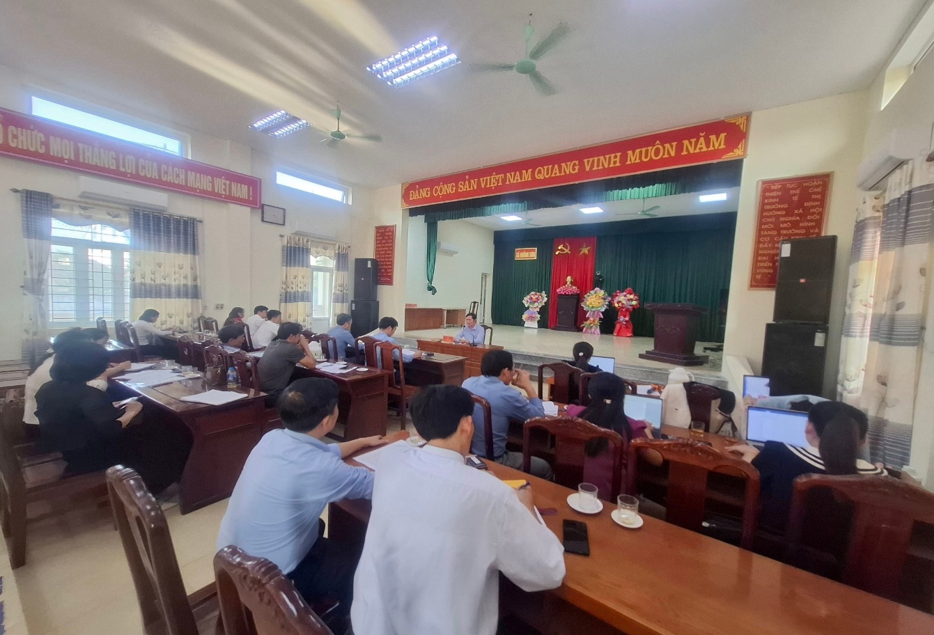 Có thể là hình ảnh về cái bục và văn bản