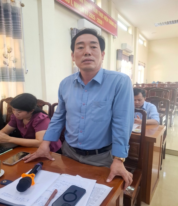 Có thể là hình ảnh về một hoặc nhiều người, mọi người đang học và văn bản