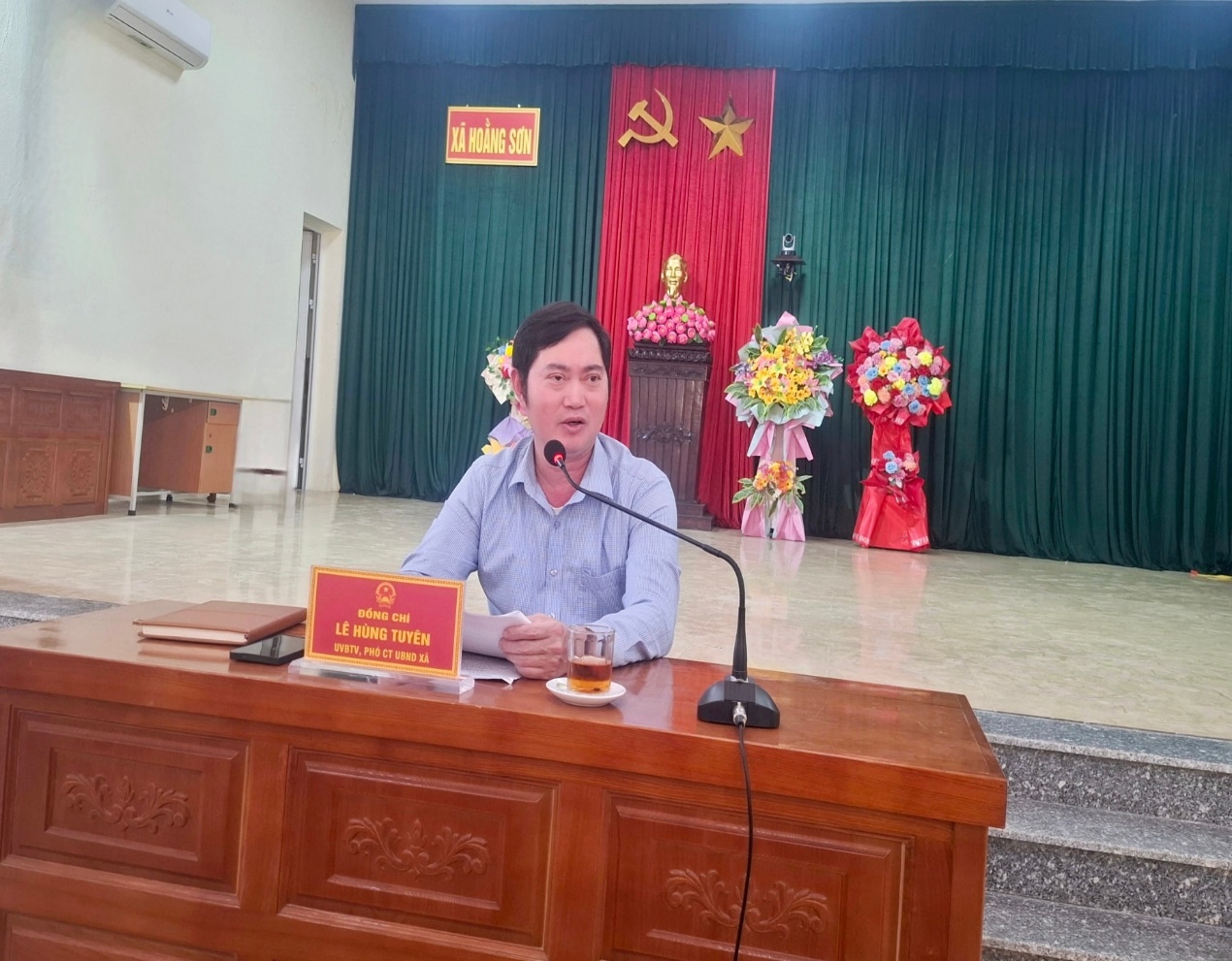 Có thể là hình ảnh về ‎cái bục và ‎văn bản cho biết '‎XÁHOÀNGSON XÃ HOẰNG SƠN ل* 신 ĐỐNG HÚNG LEHÜNGTUYÊN CH CHÍ W GBND UBND LE WETY TUYÊN CTИBX‎'‎‎