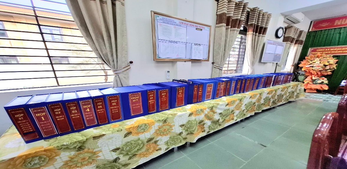 Có thể là hình ảnh về đồ chơi trẻ em, cái bục và văn bản