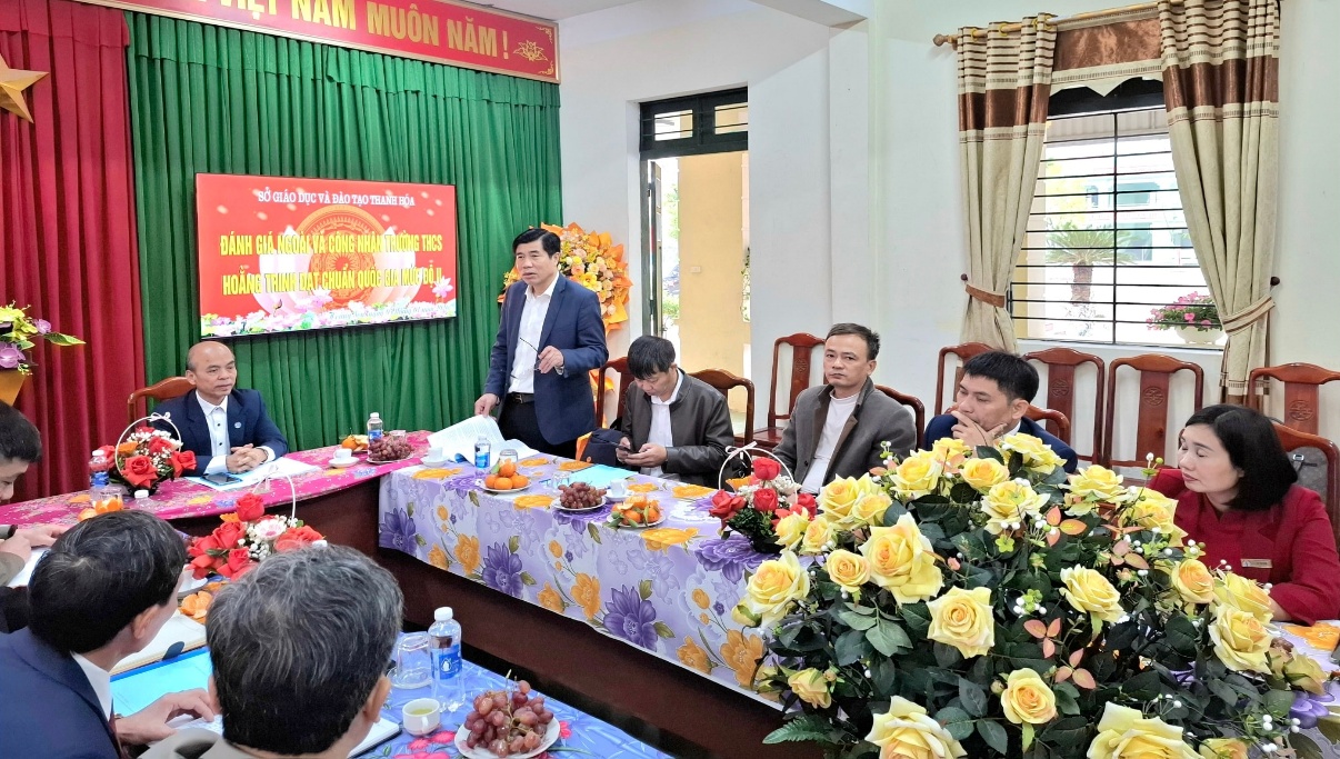 Có thể là hình ảnh về cái bục và văn bản