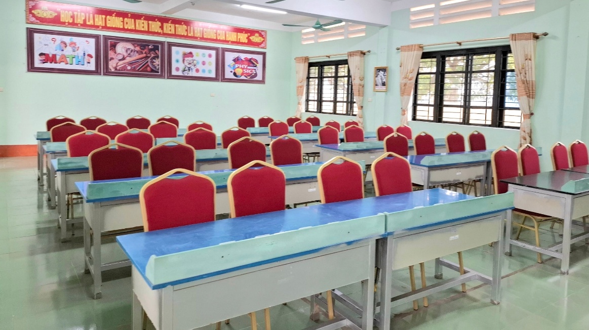 Có thể là hình ảnh về bàn