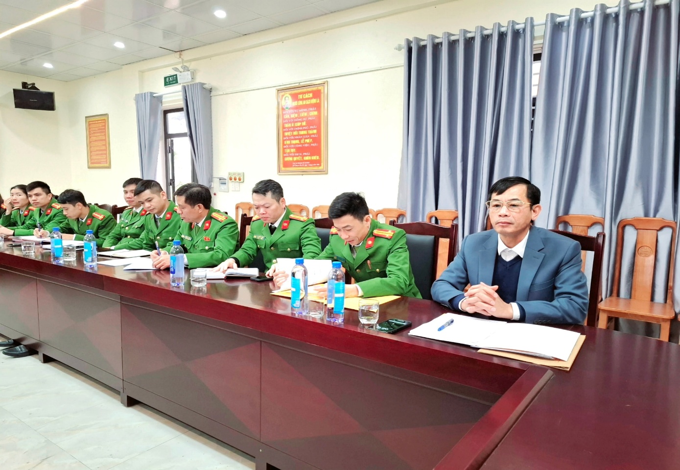 Có thể là hình ảnh về một hoặc nhiều người và văn bản
