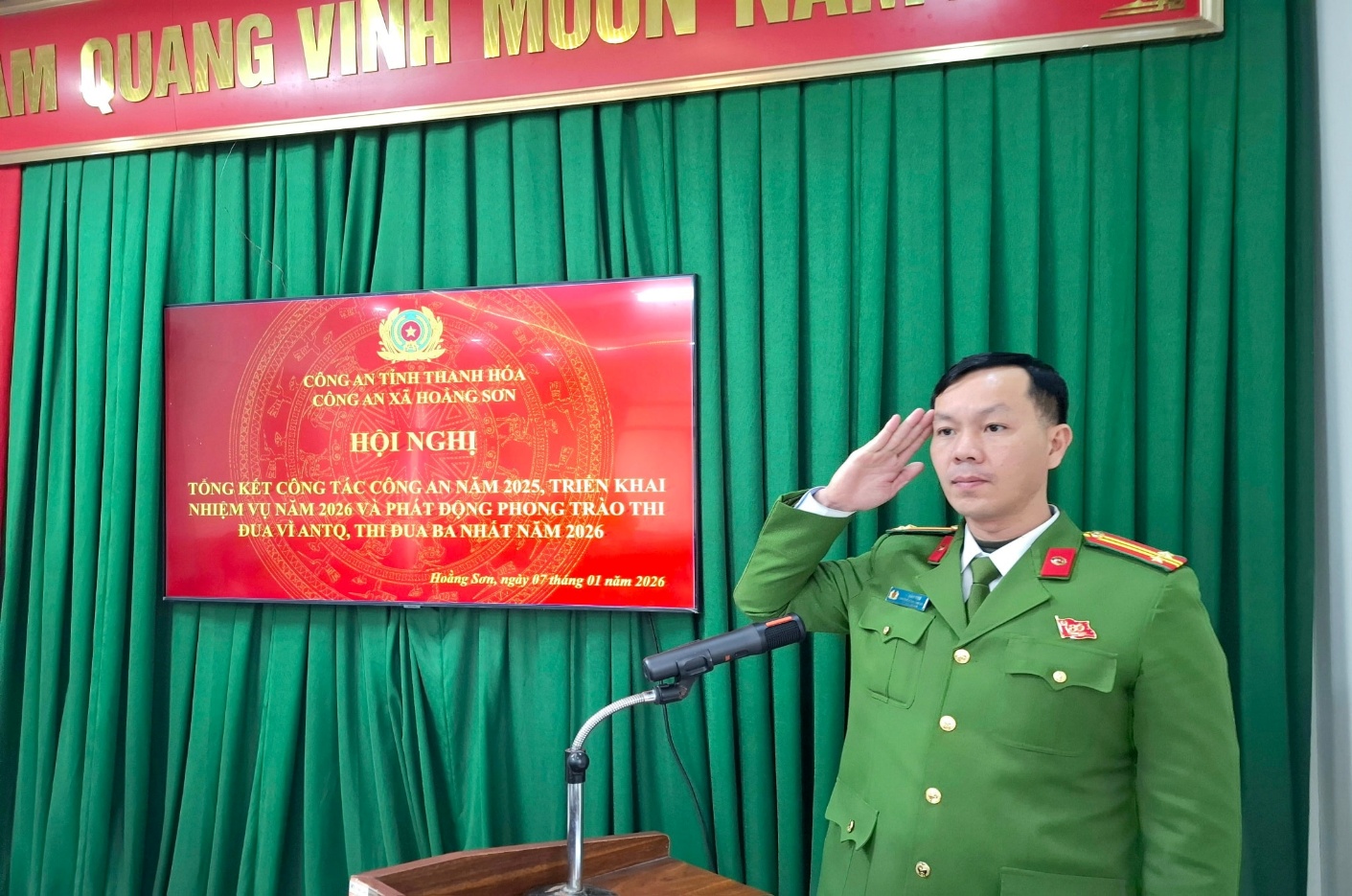 Có thể là hình ảnh về cái bục và văn bản cho biết 'M QUANG VINH NUUT TT CÔNG İNH THANH CÔNGANTİNHTHANHHÓA HÓA CÔNG AN N XÃ HOANGSON HỘI NGHỊ TÔNG KT CÔNG TẮC CÔNG AN NĂM 2025, TRIÊN KHAI NHIỆM NĂM 2026 VÀ PHÁT ĐỌNG PHONG TRÀO TH ĐUA ANTQ, THI DUA NHẮT NĂM 2026 Boắng Sơm, ngày 07 tháng 01 กต้พ 2026'