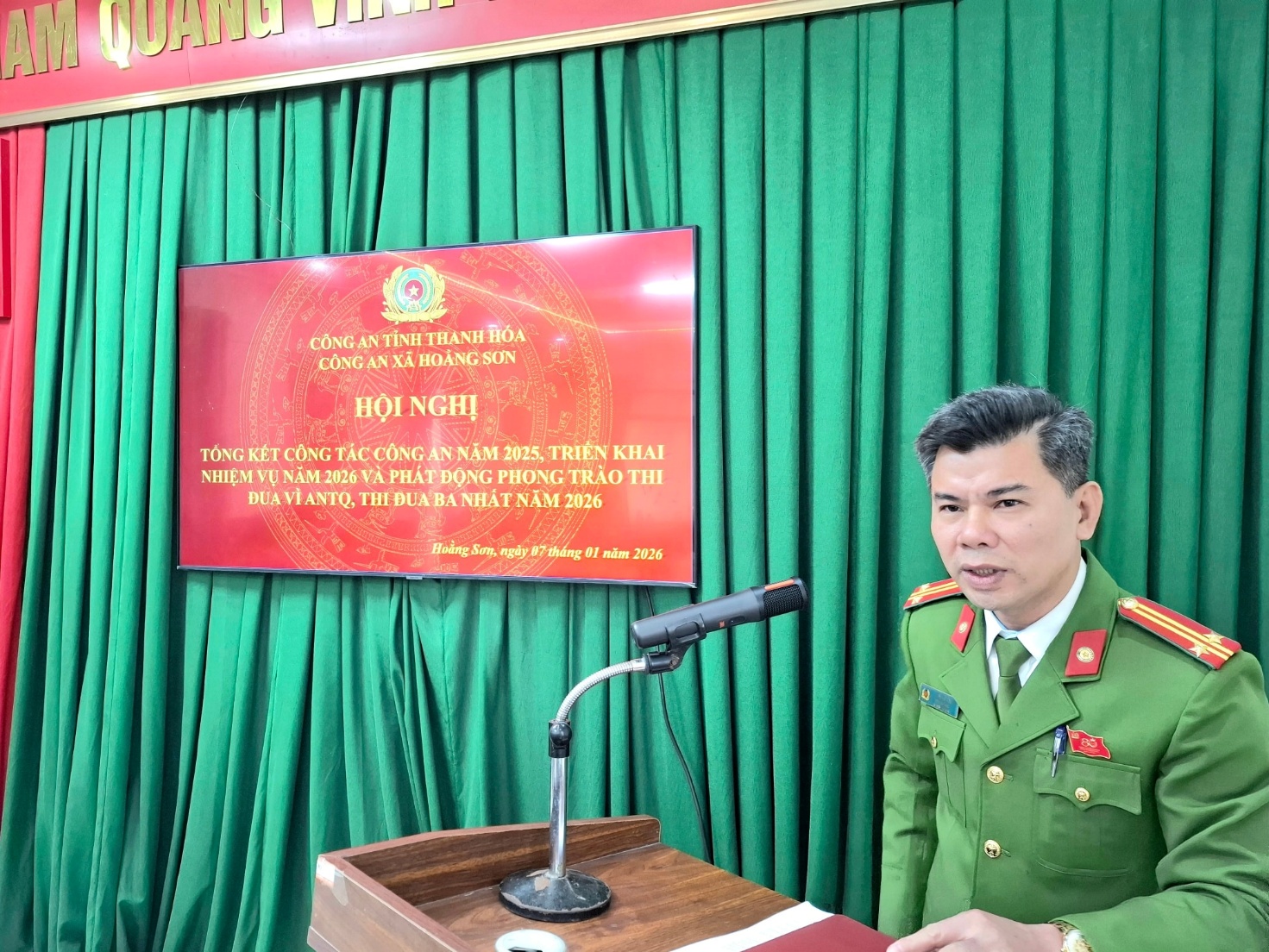 Có thể là hình ảnh về ‎văn bản cho biết '‎AM DUANO ا CÔNG N CONGANTİNHTHANHTÓA NTINHTHANH TÍNH THANH HόΑ CÔNG AN XÃ HOANGSO SON HỌI ỘINGHỊ NGHI TÔNG KET CÔNG TẮC CÔNG NĂM 2025, TRIÊN KHAI NHIỆM NĂM NAM2026 2026 VAP PHÁT ĐỘNG PHONG TRÀO THI DUA VIANTQ, THI DUABA NHAT NĂM 2026 Hoắng ွိရွ Sơm, yiیn tháng năm 2026‎'‎