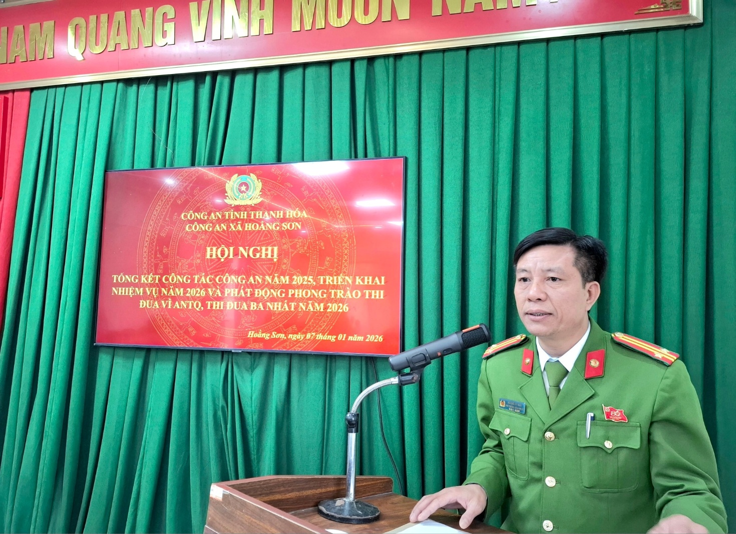Có thể là hình ảnh về văn bản cho biết 'AM QUANG VINH MOOT HnI CÔNG AN TỈNH THẠNH HOA CÔNG CÔNGANXAHOANGSON_ XÃ HOANGSON GSON HỘINGHỊ HỘI NGHỊ TÔNG KET CÔNG TẮC CÔNG AN NĂM 2025, TRIÊN KHAI NHIỆM NAM 2026 PHÁT ĐỘNG PHONG TRÀO THI ĐUA vi ANTO. THI UA NHẤT NAM 2026 Hoàng Sơn, ngày အနု်0 87 tháng 01 กลีตง 2026'