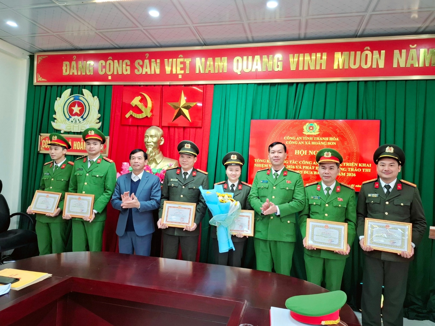 Có thể là hình ảnh về văn bản cho biết 'ĐÁNG CỘNG SÁN VIỆT NAM QUANG INH MUÔN NĂN 公！ COT CÔNGA TÌNH CONGANTINETHANERÓA HANH Hoл HOÀNG HỘI NO TÔNGK NIBEM IGTACCONGA PRẤT DUAT TRIÊNKHAI TRIÊN KHAI TRÀO THI AM 2026 代'