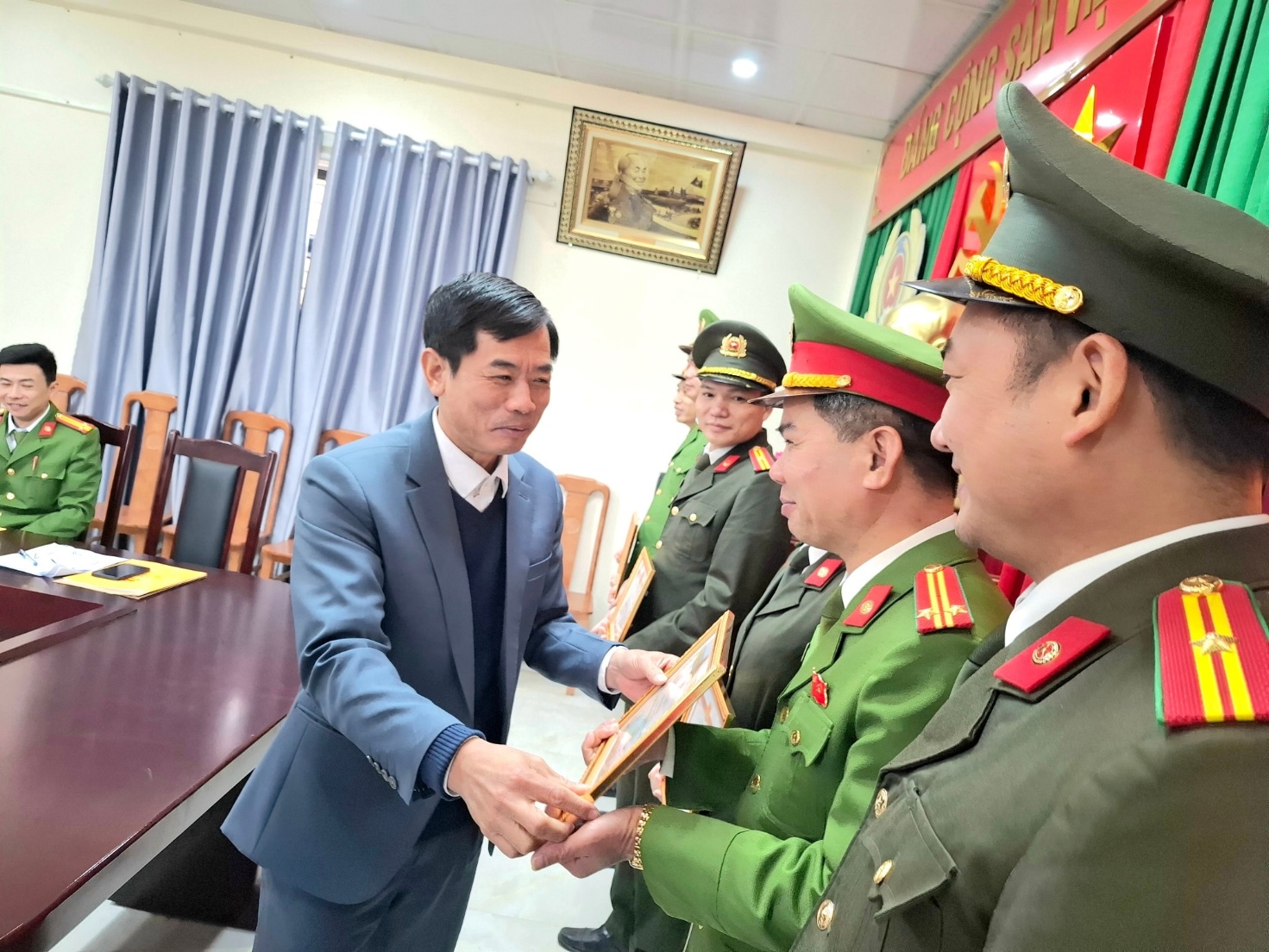 Có thể là hình ảnh về một hoặc nhiều người và văn bản