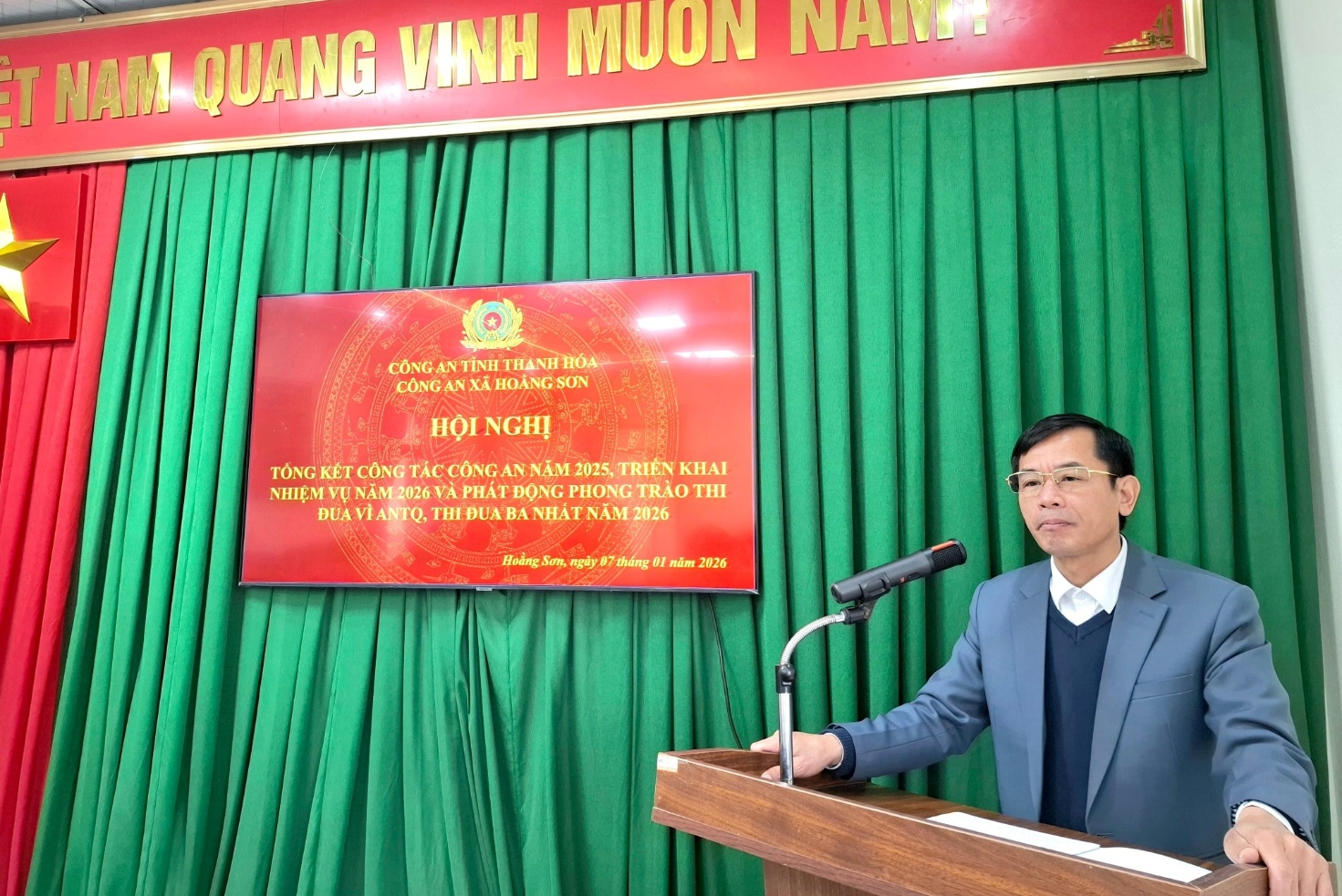 Có thể là hình ảnh về cái bục và văn bản cho biết 'T NAM QUANG VANH MUON NANT CÔNG CONGANTİNHTHANHHÓA AN TÍNH ΓΙΑΝΗ HOA CÔNG XÃ HOANG SON HỘINGHỊ HỘI NGHỊ TỐNG KT CÔNG TẮC CÔNG NĂM DNCKETCONGTACCONGAXKAM2021 2025, TRIÊN KHAI NHIỆM NAM 2026 VA PHÁT ĐONG PHONG TRAO THH DUA TO, THI ĐUA THI BA NHẤT NĂM 2026 Holng Sơn, PaingSsosmb/isay201im2026 nyйy tháng กลัมทย 2026'