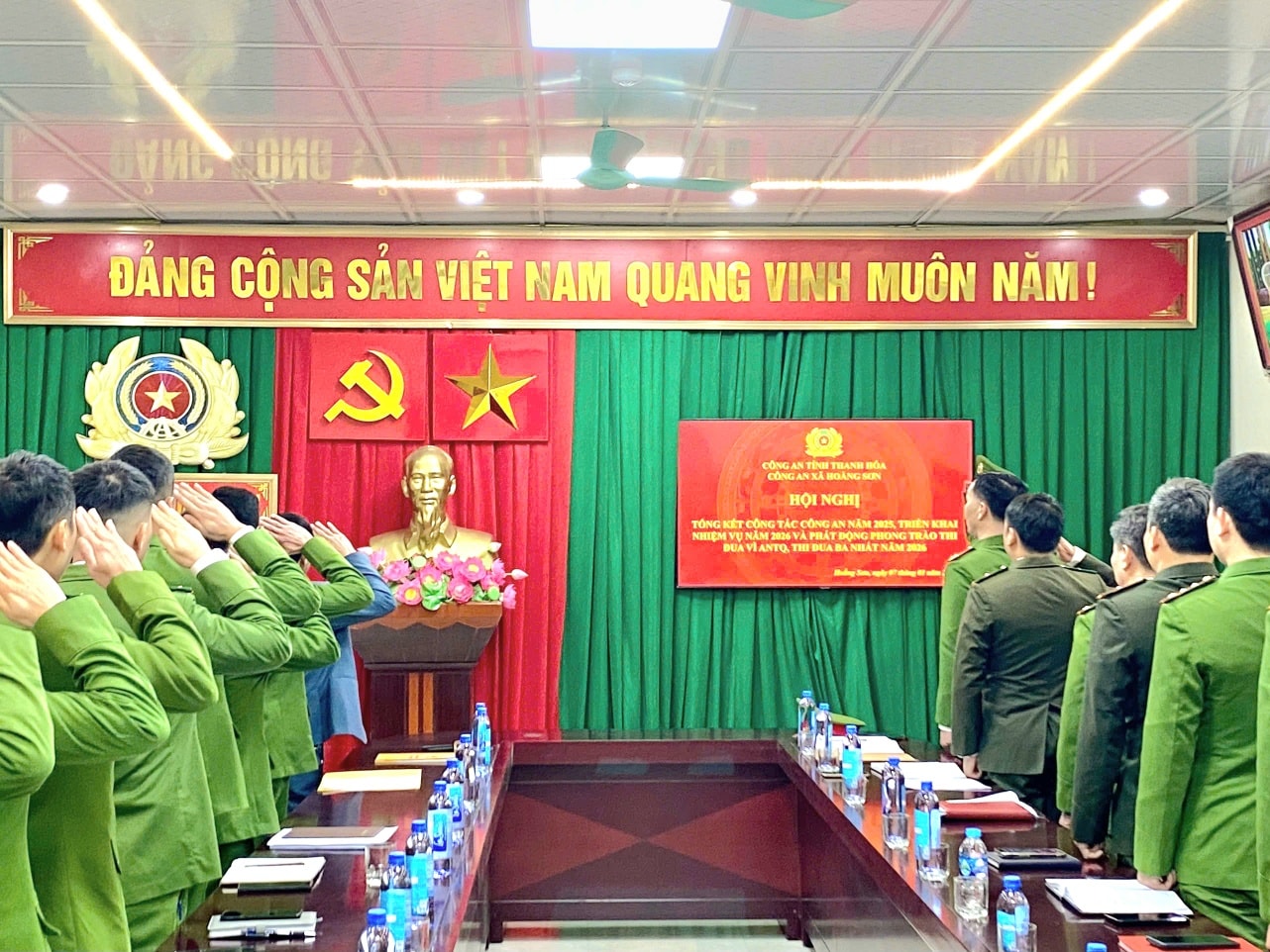 Có thể là hình ảnh về ‎văn bản cho biết '‎Иb иc-Иe OИO ل ĐÁNG CỘNG SÁN VIỆT NAM QUANG VINH MUÔN NĂM! ひ ذ c NTÊMI TENBIT CÔNGANS TÔNGK Ho NGHI GTACO NAN20 MANTO CRAI PEROIN PIRƠNG O AT ATNA RAN mлл 1306 NA‎'‎
