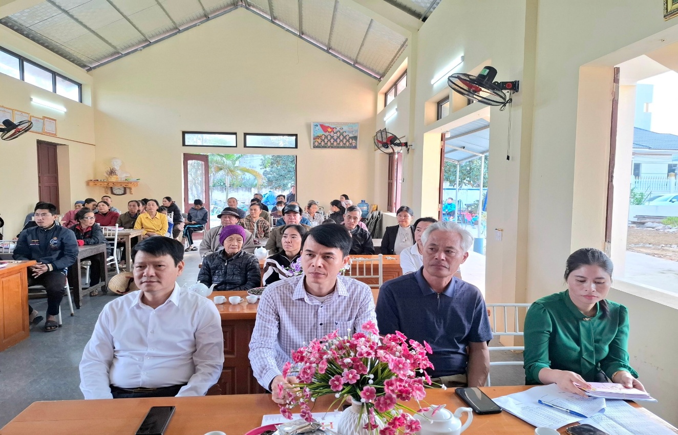 Có thể là hình ảnh về một hoặc nhiều người và văn bản