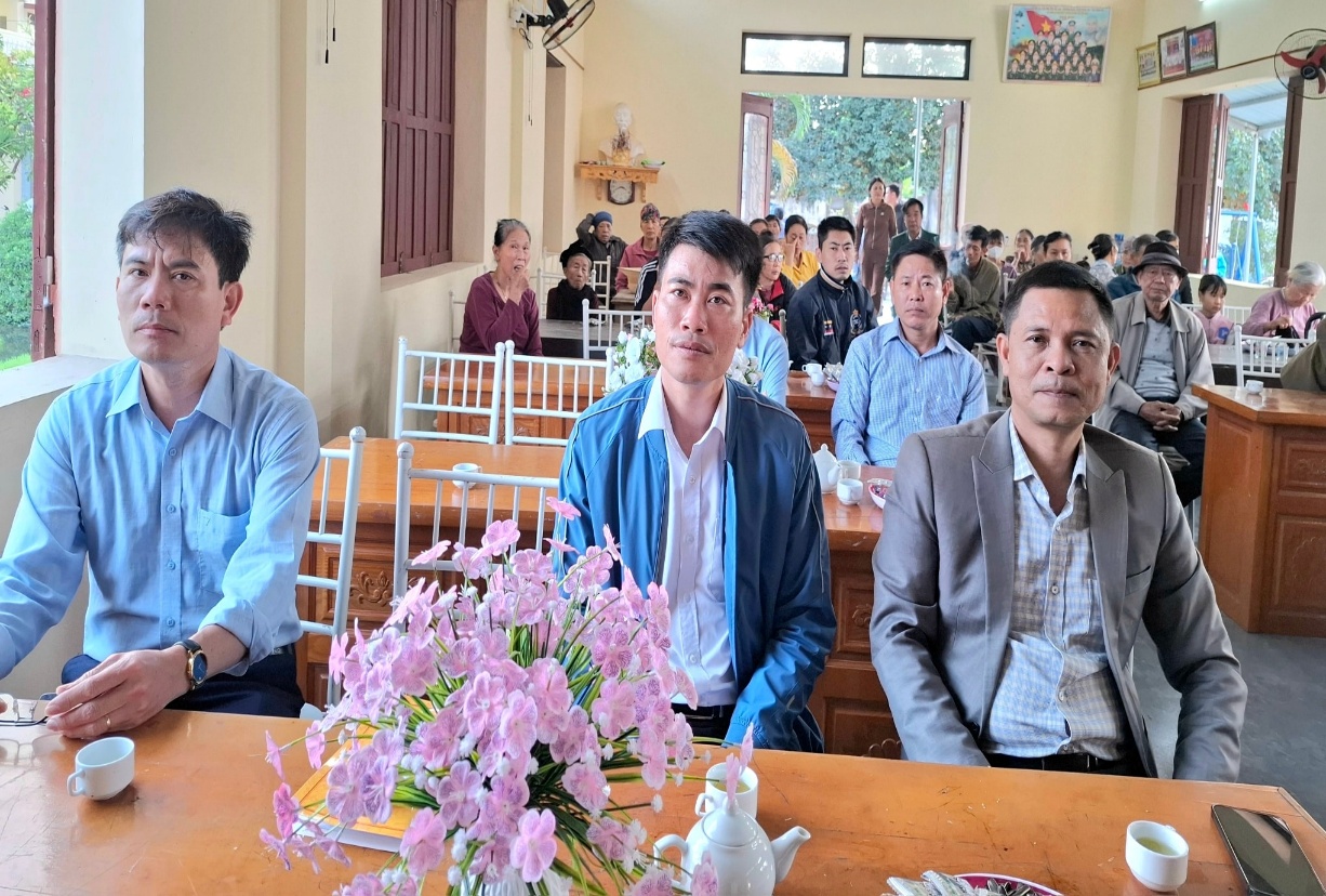 Có thể là hình ảnh về một hoặc nhiều người
