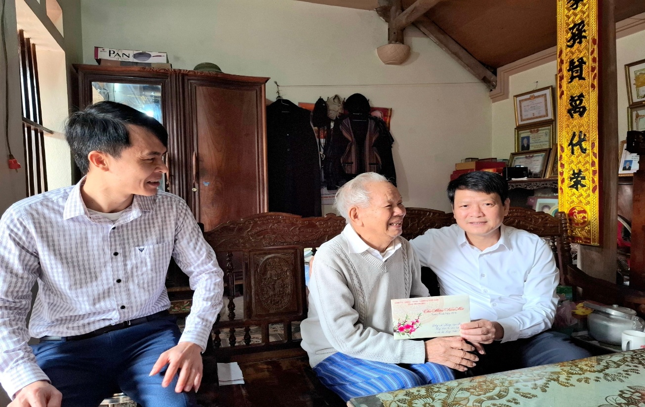 Có thể là hình ảnh về một hoặc nhiều người