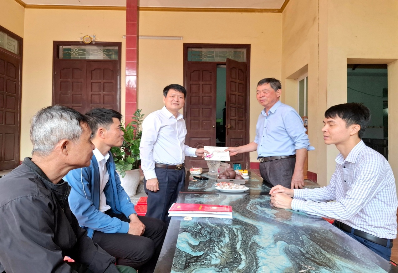 Có thể là hình ảnh về một hoặc nhiều người