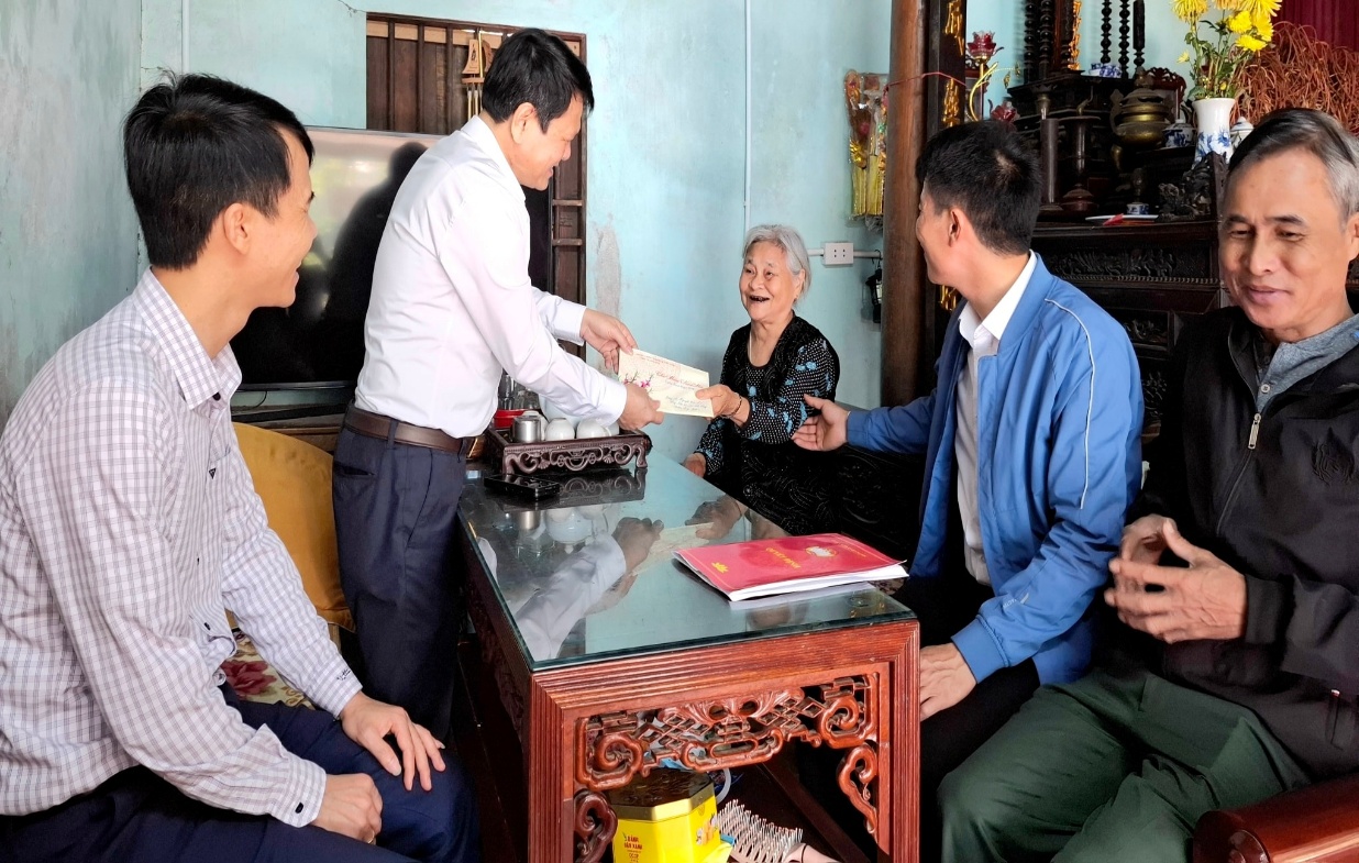 Có thể là hình ảnh về một hoặc nhiều người