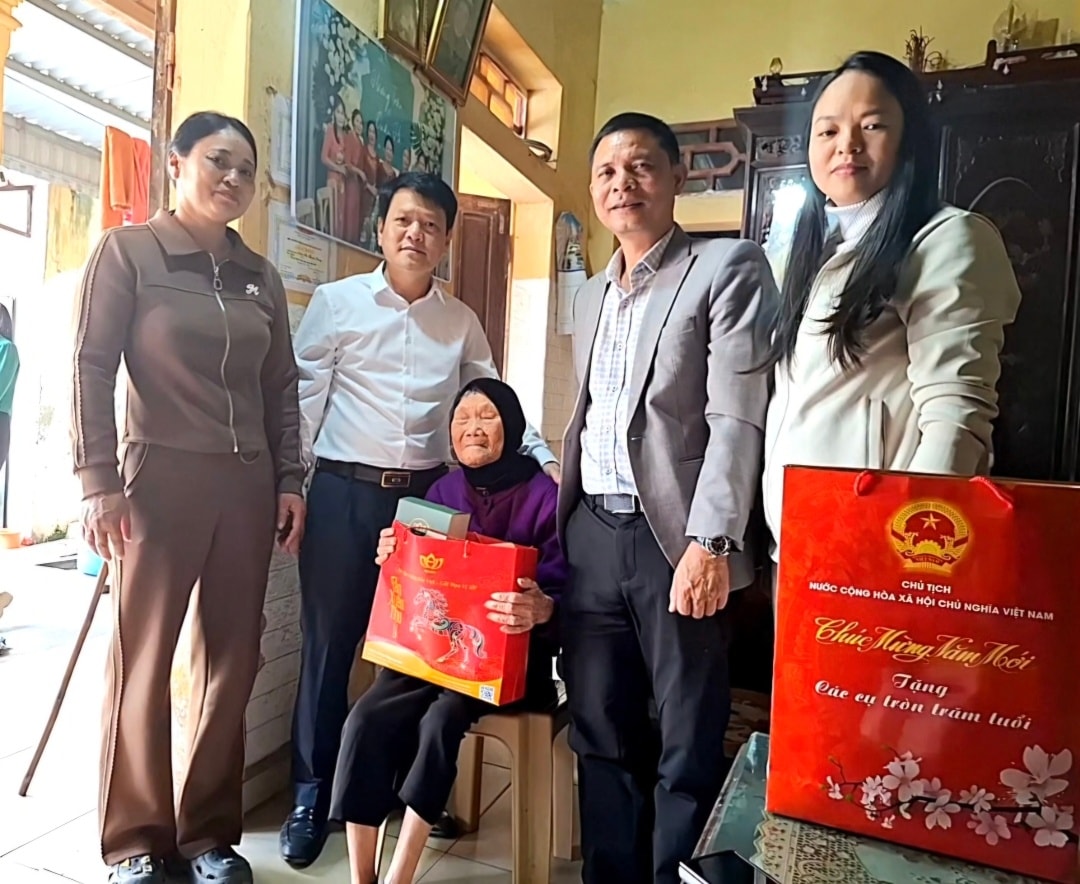 Có thể là hình ảnh về một hoặc nhiều người và văn bản cho biết '꽃산 HUỚC CỘNG HÒA HỘI CHỦ NGHĨA M cmй CHÚTICH CHÚ CH ChntiTiôi Hưệng Chúc VIỆT ETNAM Cae eu tròn tràm eneeutronâm tuổi Tặng'
