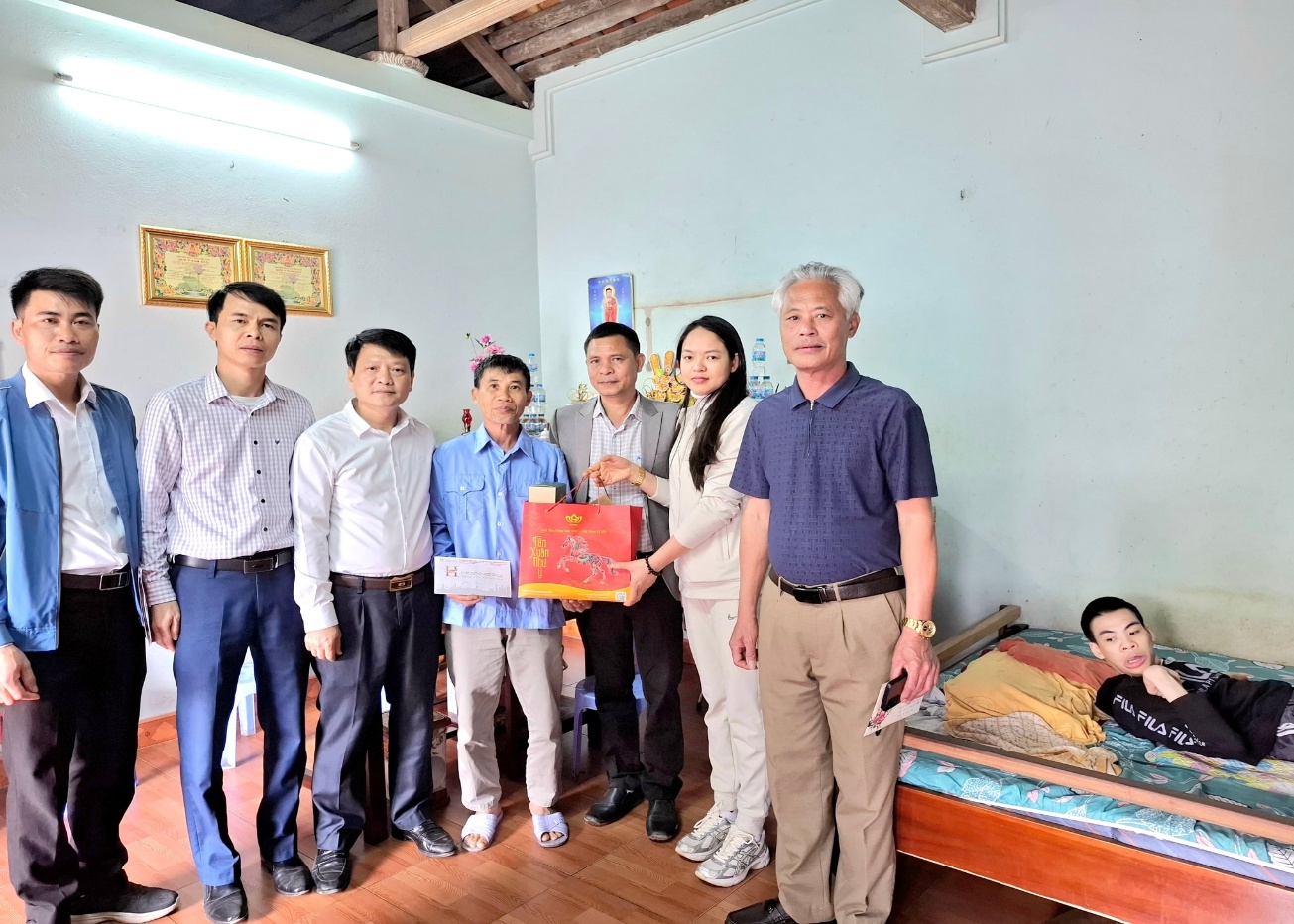 Có thể là hình ảnh về một hoặc nhiều người, mọi người đang học và văn bản