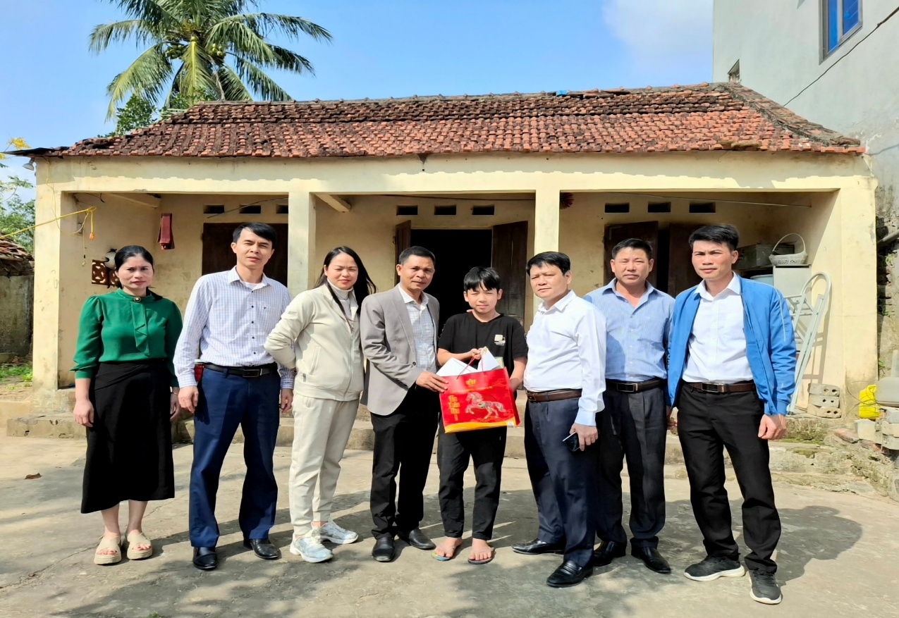 Có thể là hình ảnh về một hoặc nhiều người