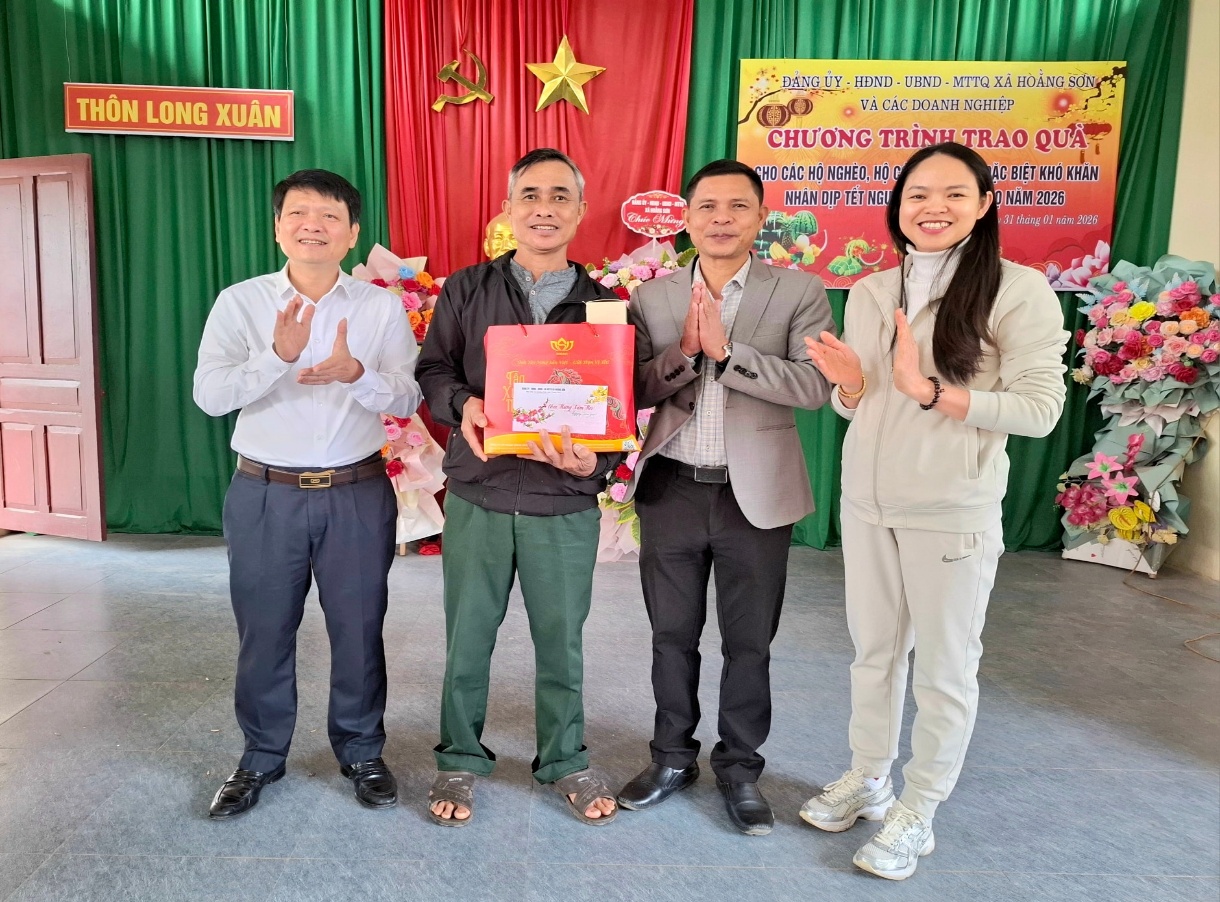 Có thể là hình ảnh về một hoặc nhiều người và văn bản cho biết 'THÔN THÔNLONGXUÂN LONG XUÂN DÁNGUY HDND UBND MTTQ XÃ HOANG SƠNG MO CÁC DOANH NGHIỆP CHƯƠNG CHƯONGTRİNHTRAOQU TRÌNH TRINHTRAO QUẢ- CHOCACHONGHEO.HỘC CHO CÁCH NGHEO, Ho ẶCBIĘTKHÓ.KHÁN KHÁN NHÂNDIPTETNGU ETNGU NAM2026 NÂM 2026 3Ethang0 216 nám2026 ရုပပ္တ'