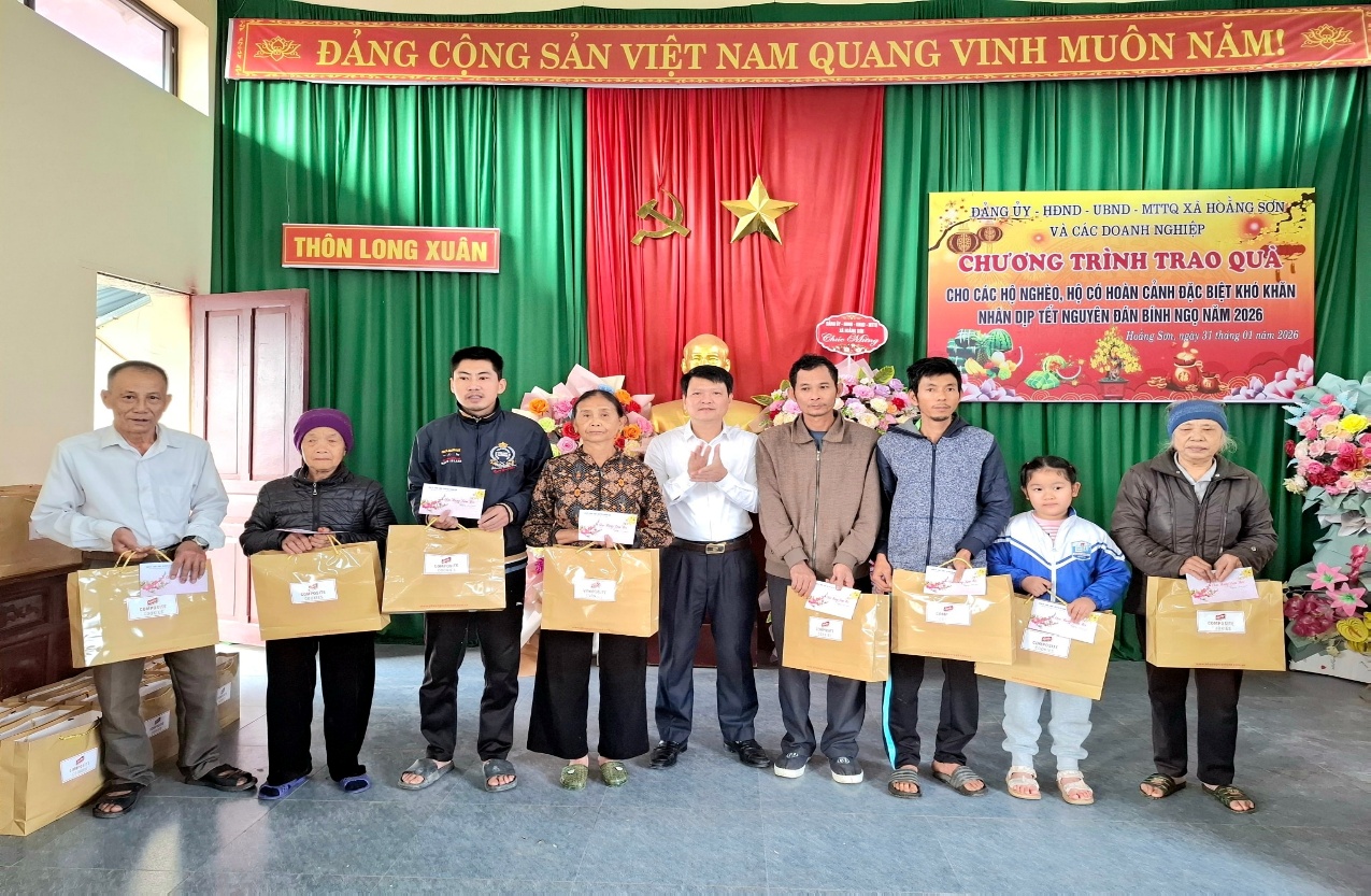 Có thể là hình ảnh về văn bản cho biết 'ĐÁNG CÔNG SÁN VIỆT NAM QUANG VINH MUÔN NĂM! 域妙 THÔN LONG XUÂN ĐÁNG ỦY HDND- UBND- MTTQ HOANG OO CAC DOANH NGHIÉP CHƯƠNG TRINH TRAO QUẬT CHO ACH NGHÉO. CACHO.H HO OC HOAN CANH BΙE IẾT KH KH HAN NHANDIP TET NGUYEN ĐAN BIN BINH NG NAM2026 4A Hông មុួលា Mote o6α 2955 ኢዮ'