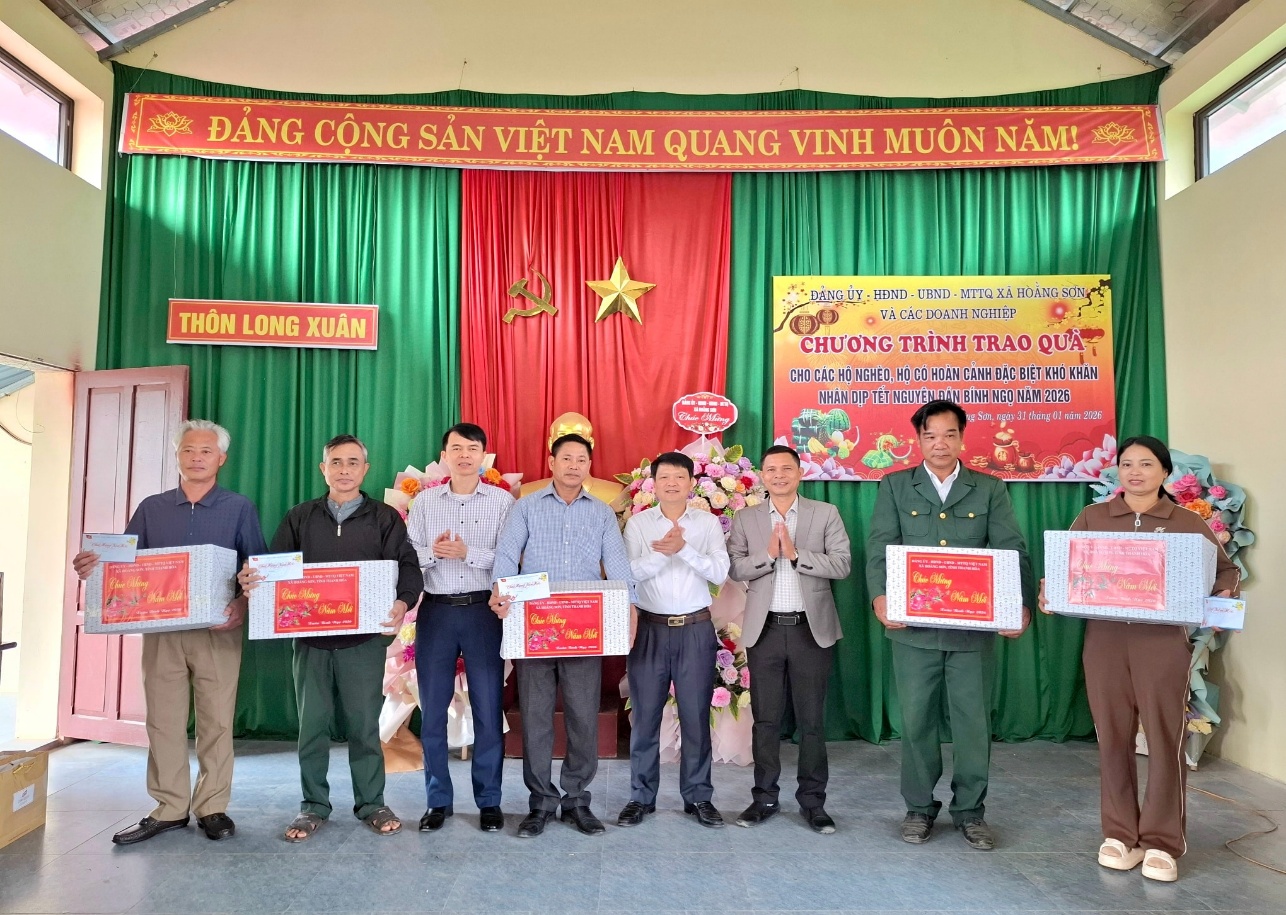 Có thể là hình ảnh về một hoặc nhiều người và văn bản