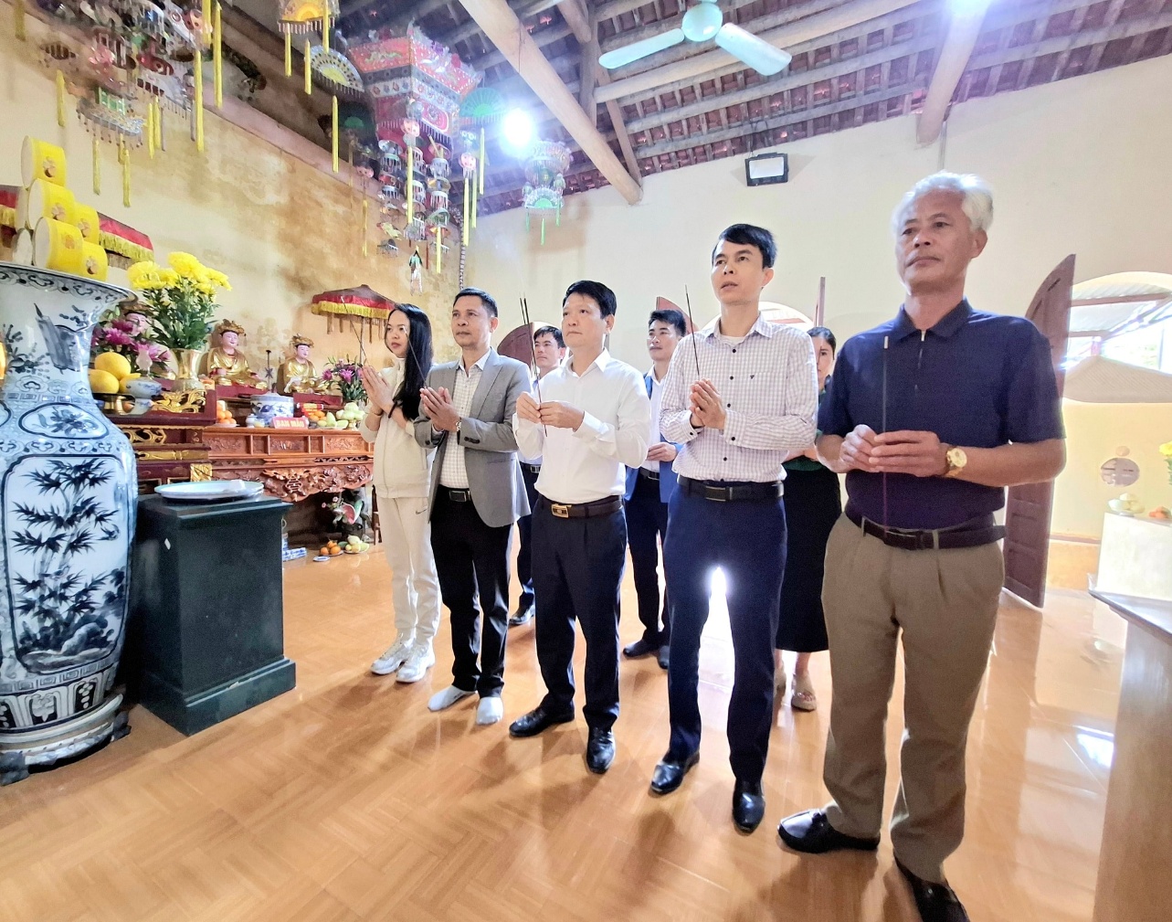 Có thể là hình ảnh về đền thờ và văn bản