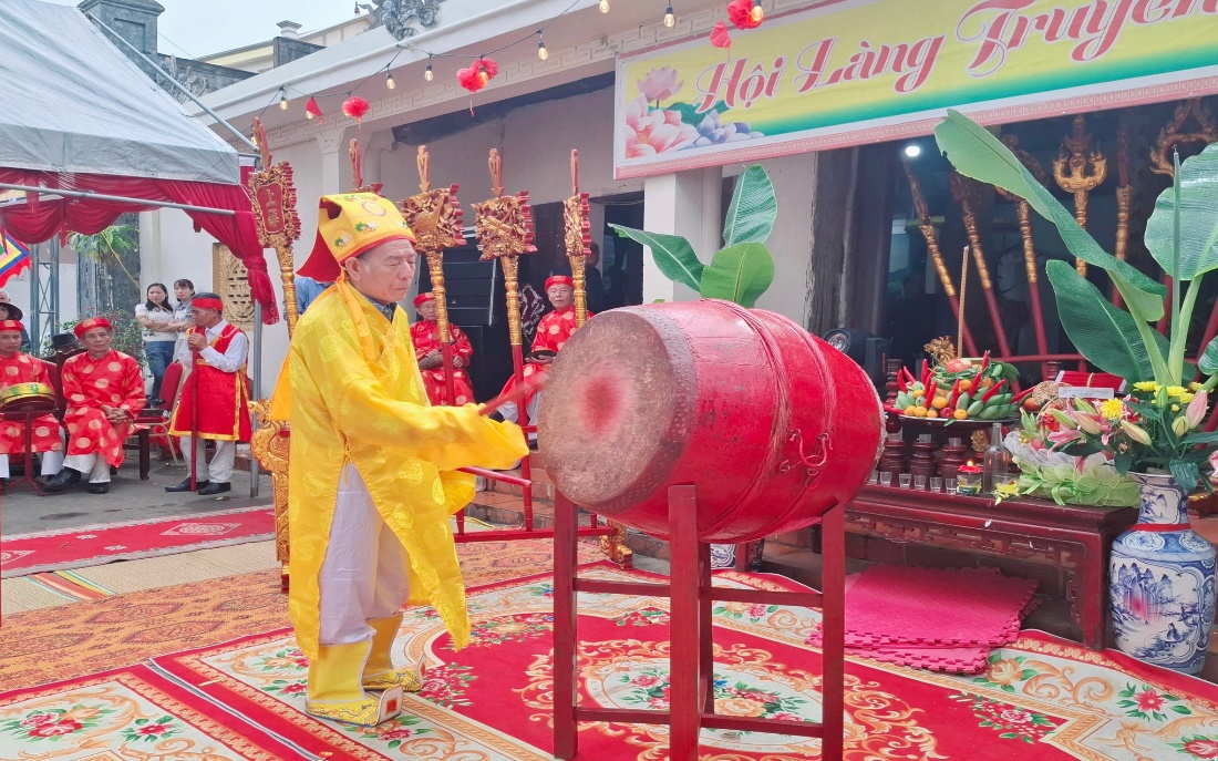 Có thể là hình ảnh về đền thờ và văn bản
