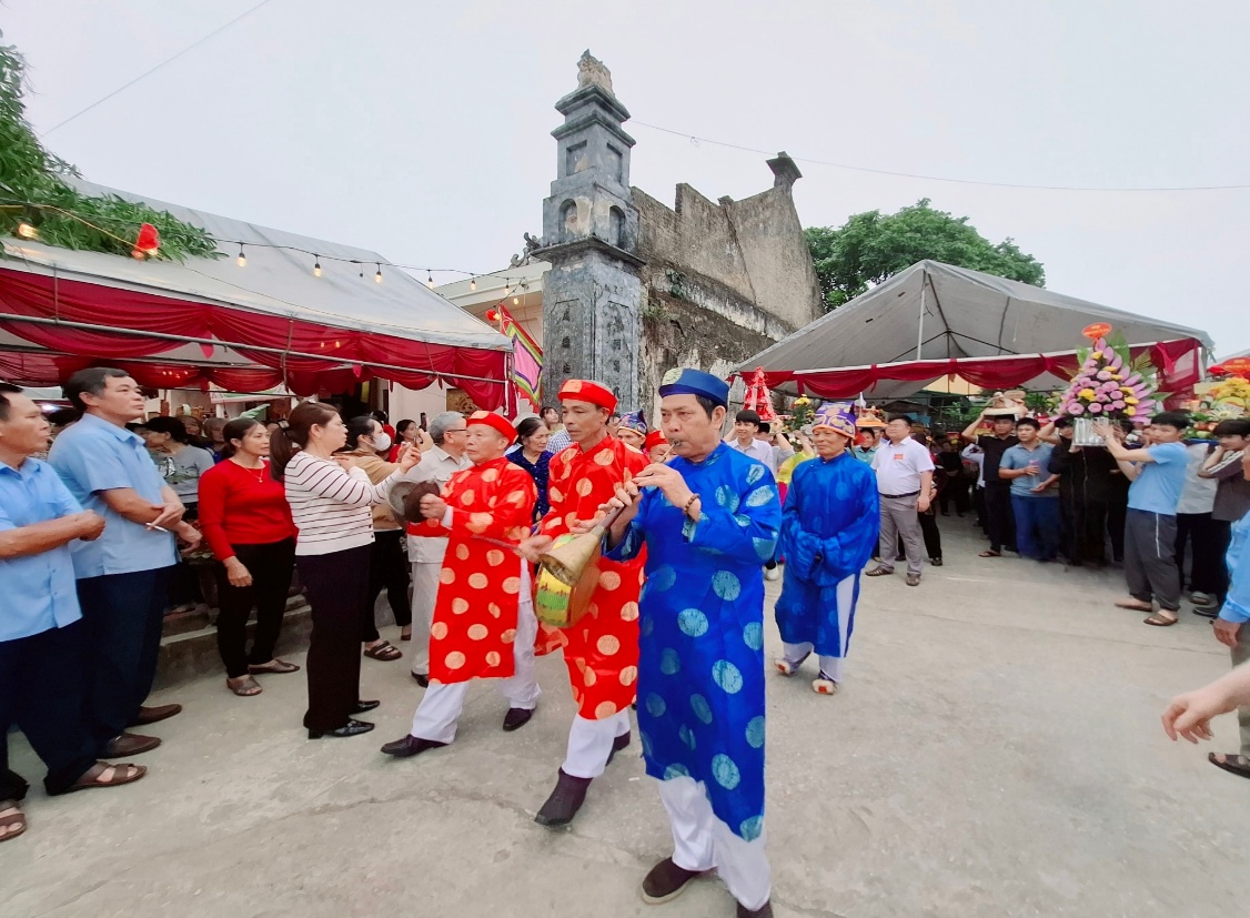 Có thể là hình ảnh về một hoặc nhiều người và đền thờ