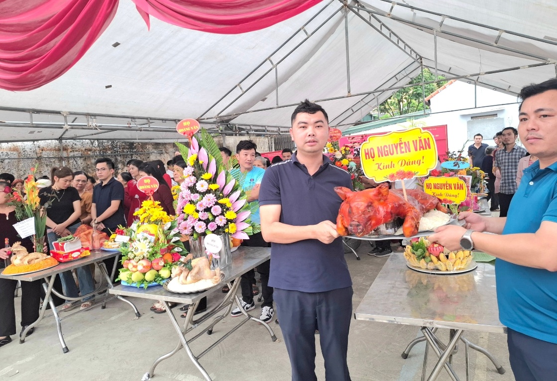 Có thể là hình ảnh về văn bản cho biết 'HỌ HỌNGUYỄNVĂN NGUYÊN VĂN Kinh KinDàng! Dàng! NGUYEN VAN Anh Đùng!'