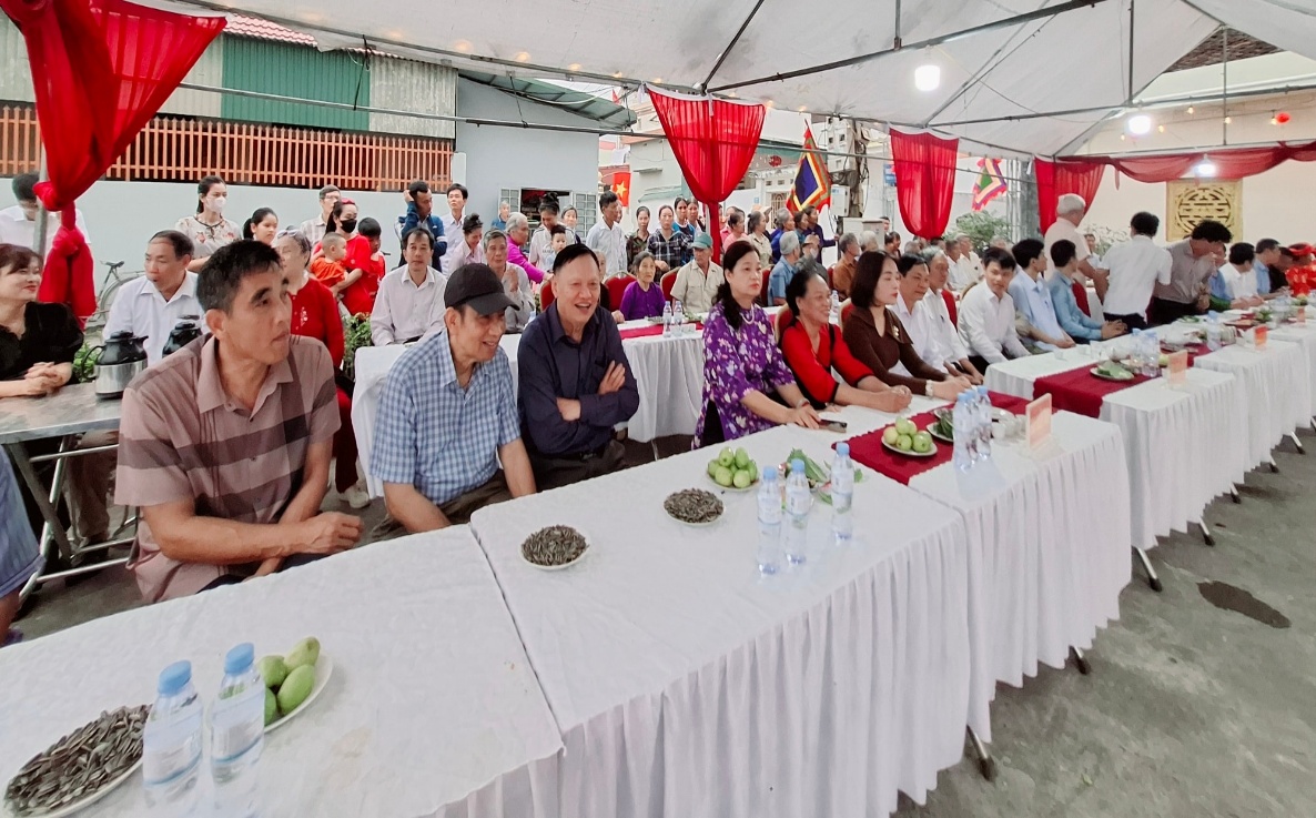 Có thể là hình ảnh về một hoặc nhiều người và bàn