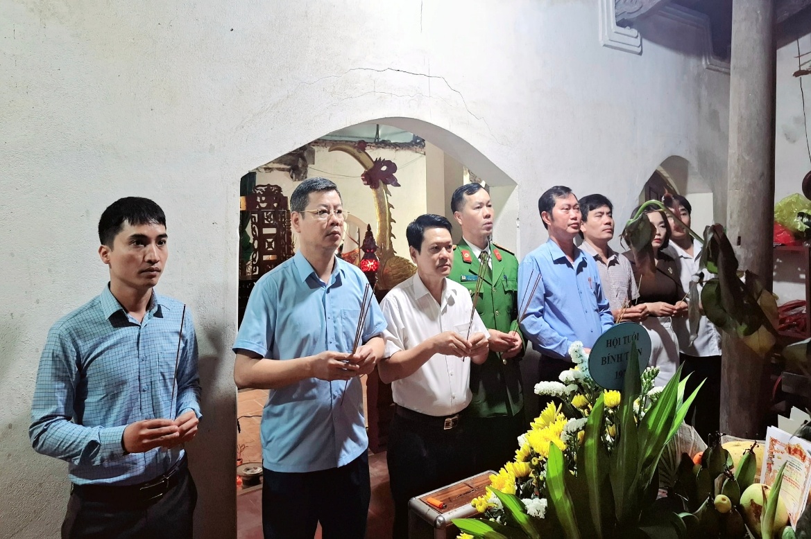 Có thể là hình ảnh về một hoặc nhiều người