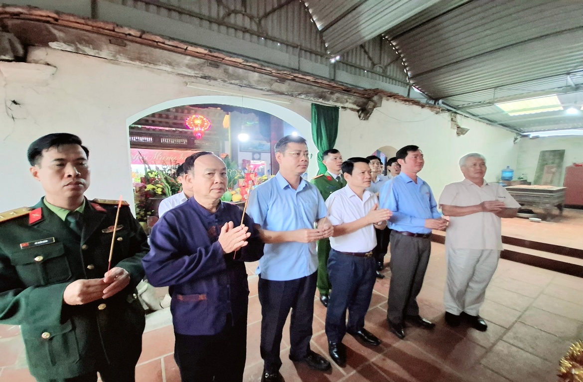 Có thể là hình ảnh về một hoặc nhiều người và văn bản