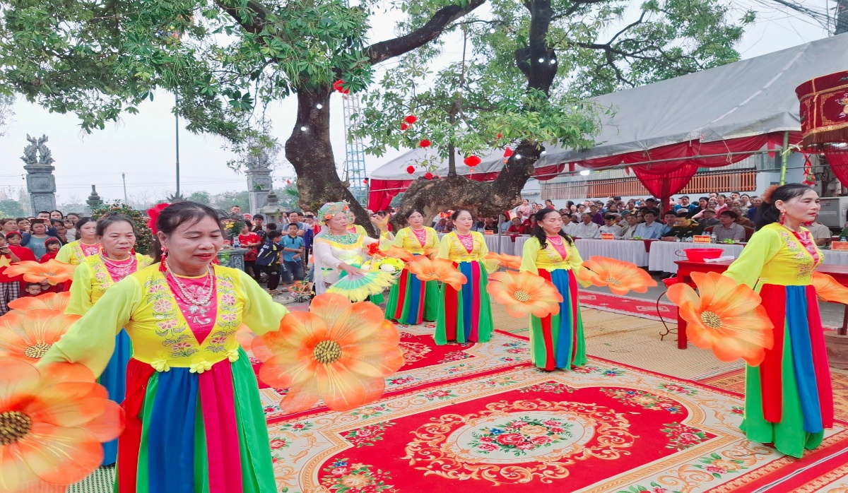 Có thể là hình ảnh về một hoặc nhiều người, hoa, đền thờ và văn bản