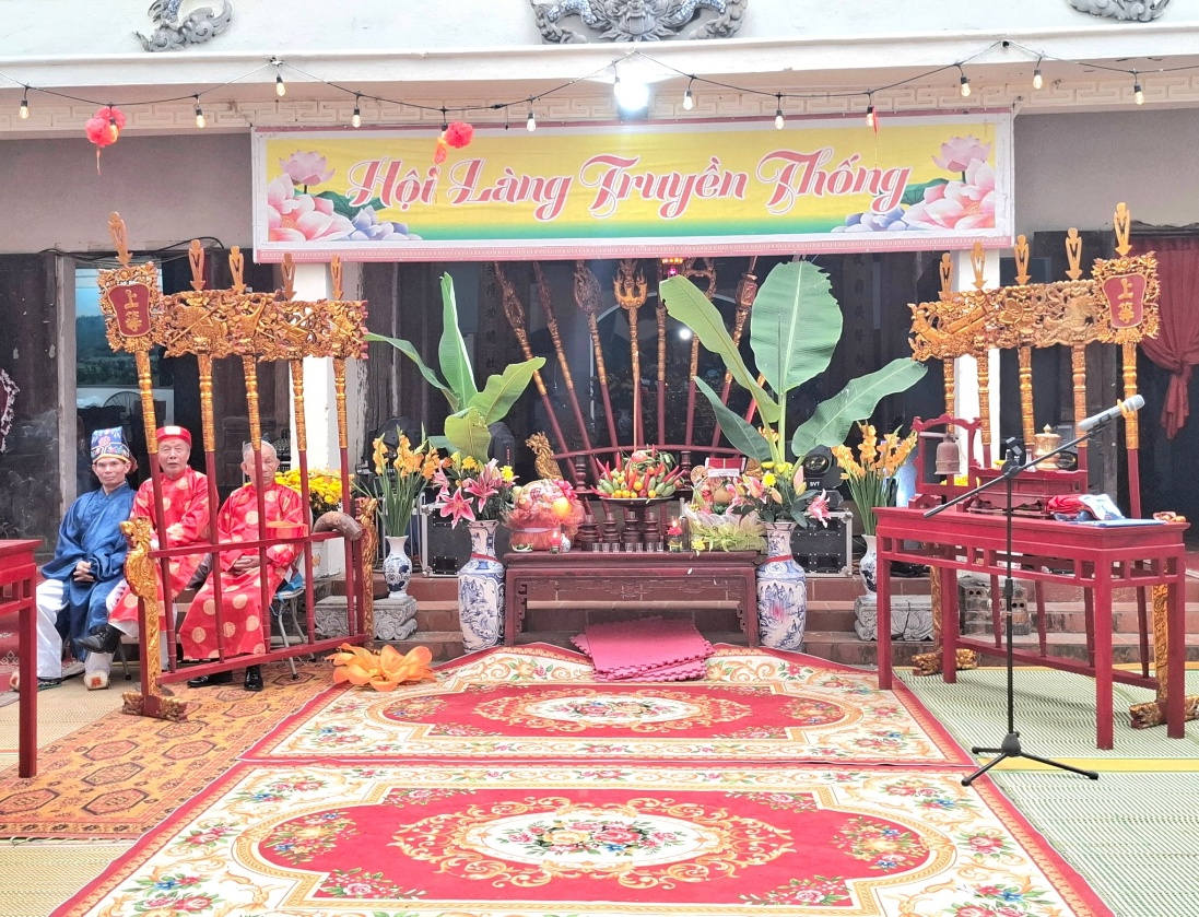 Có thể là hình ảnh về hoa, cái bục và văn bản cho biết 'Hội Làng Truyền Thống HILH'