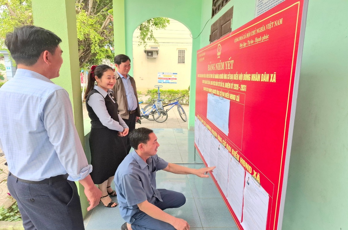 Có thể là hình ảnh về một hoặc nhiều người, mọi người đang học và văn bản