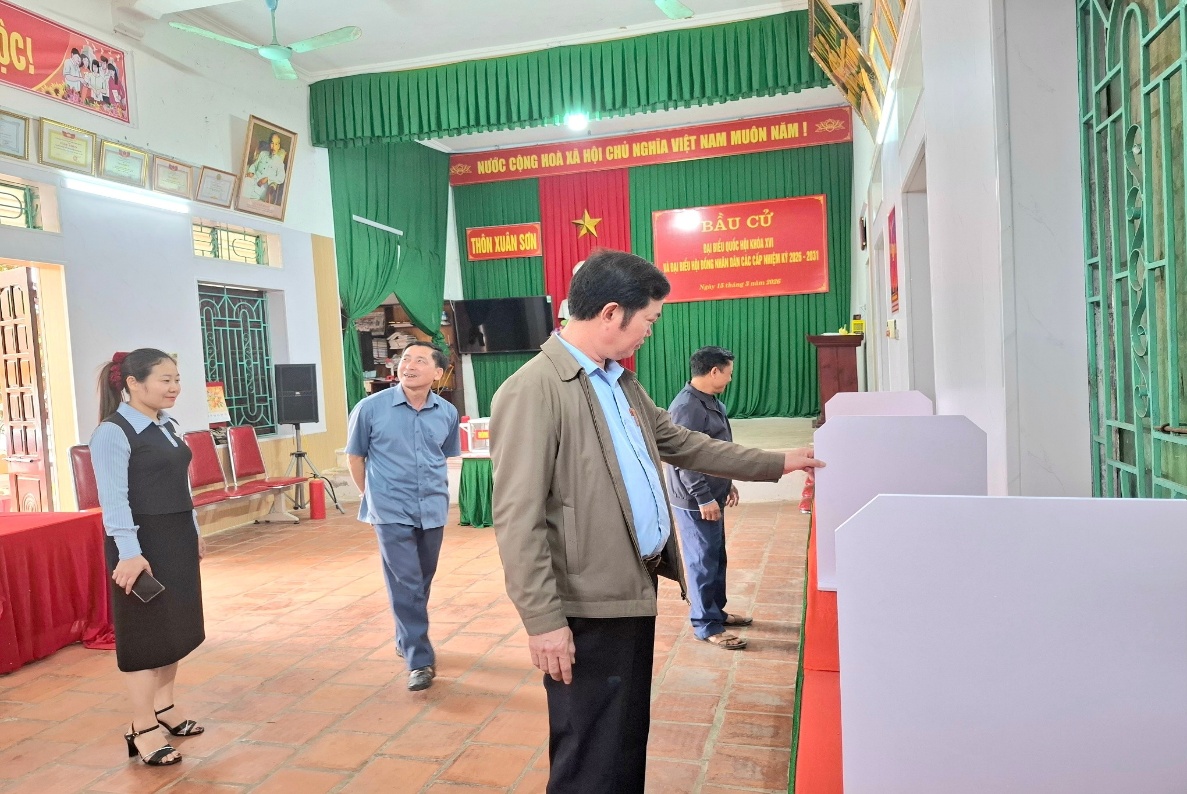 Có thể là hình ảnh về một hoặc nhiều người và văn bản