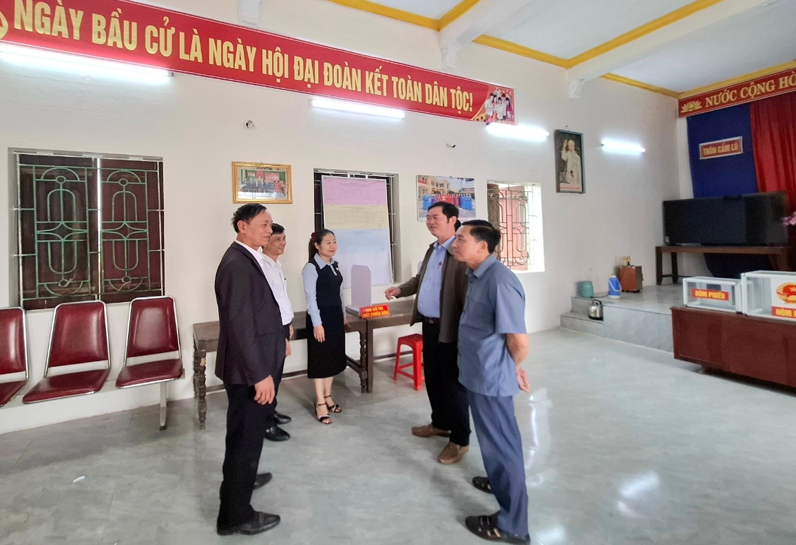 Có thể là hình ảnh về một hoặc nhiều người, bệnh viện và văn bản