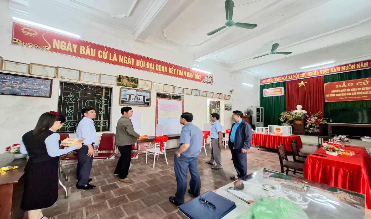 Có thể là hình ảnh về một hoặc nhiều người, cái bục và văn bản