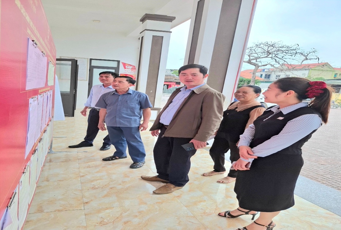 Có thể là hình ảnh về một hoặc nhiều người và văn bản